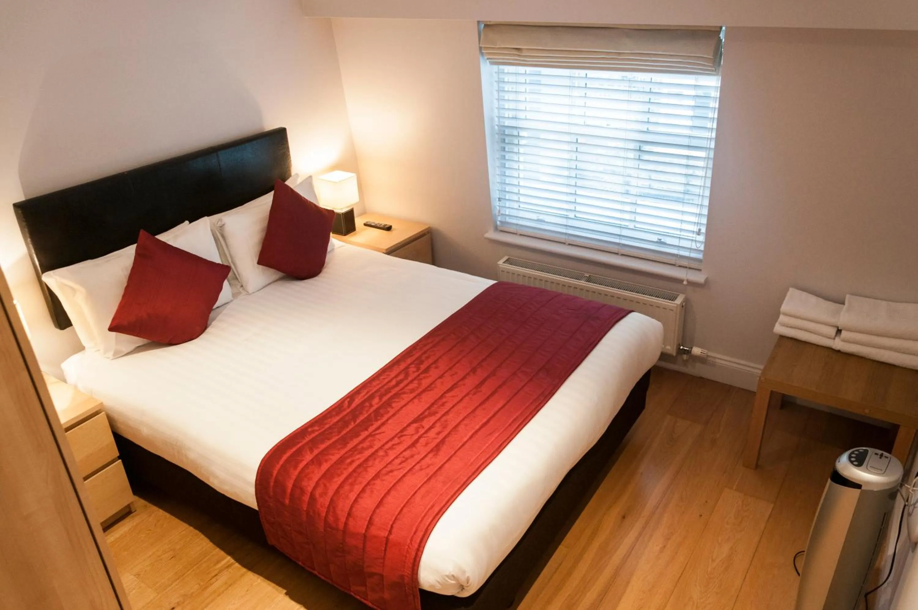 Bedroom, Bed in 12 London Street Apartments