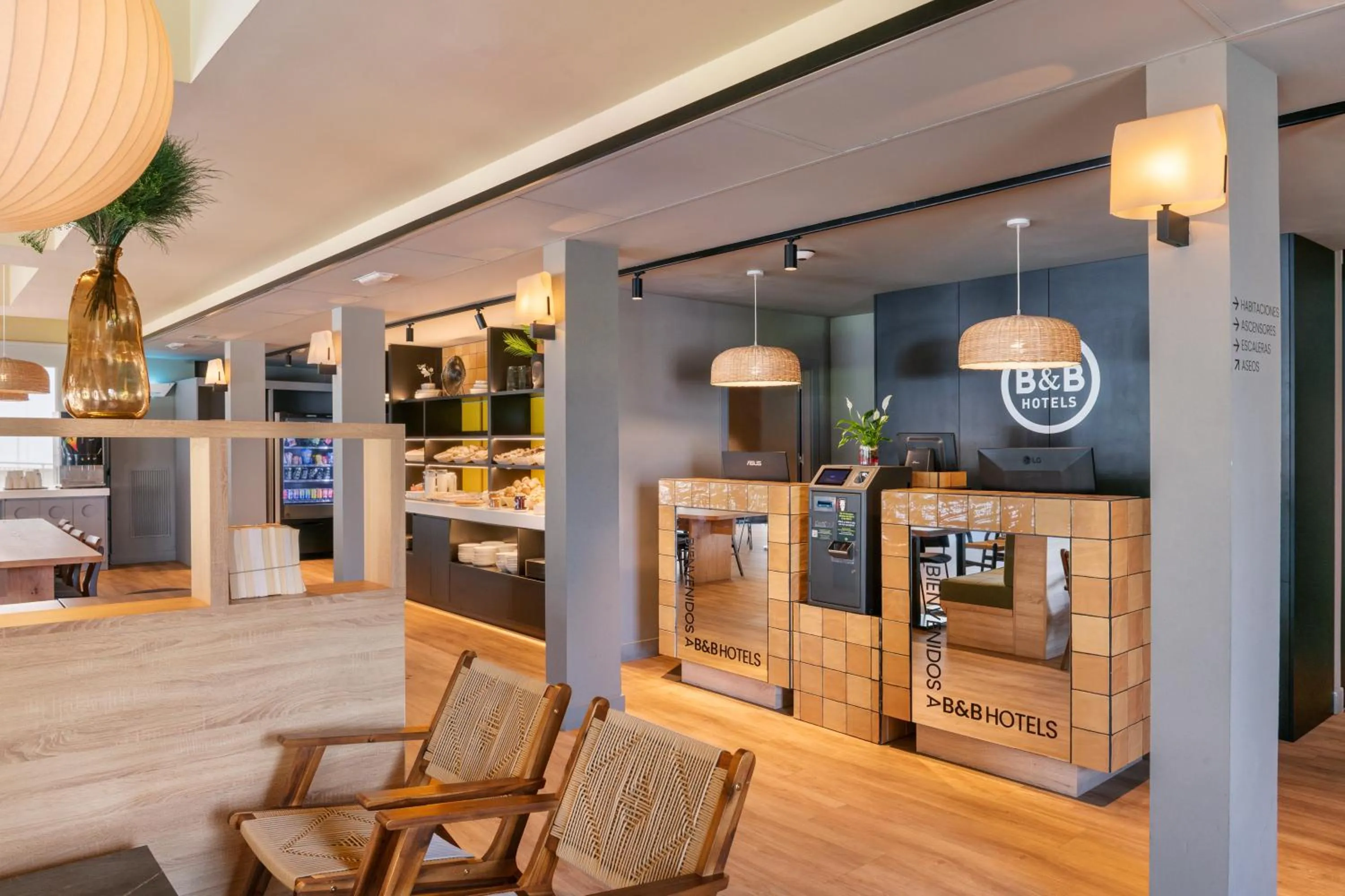 Lobby or reception in B&B HOTEL Barcelona Mollet