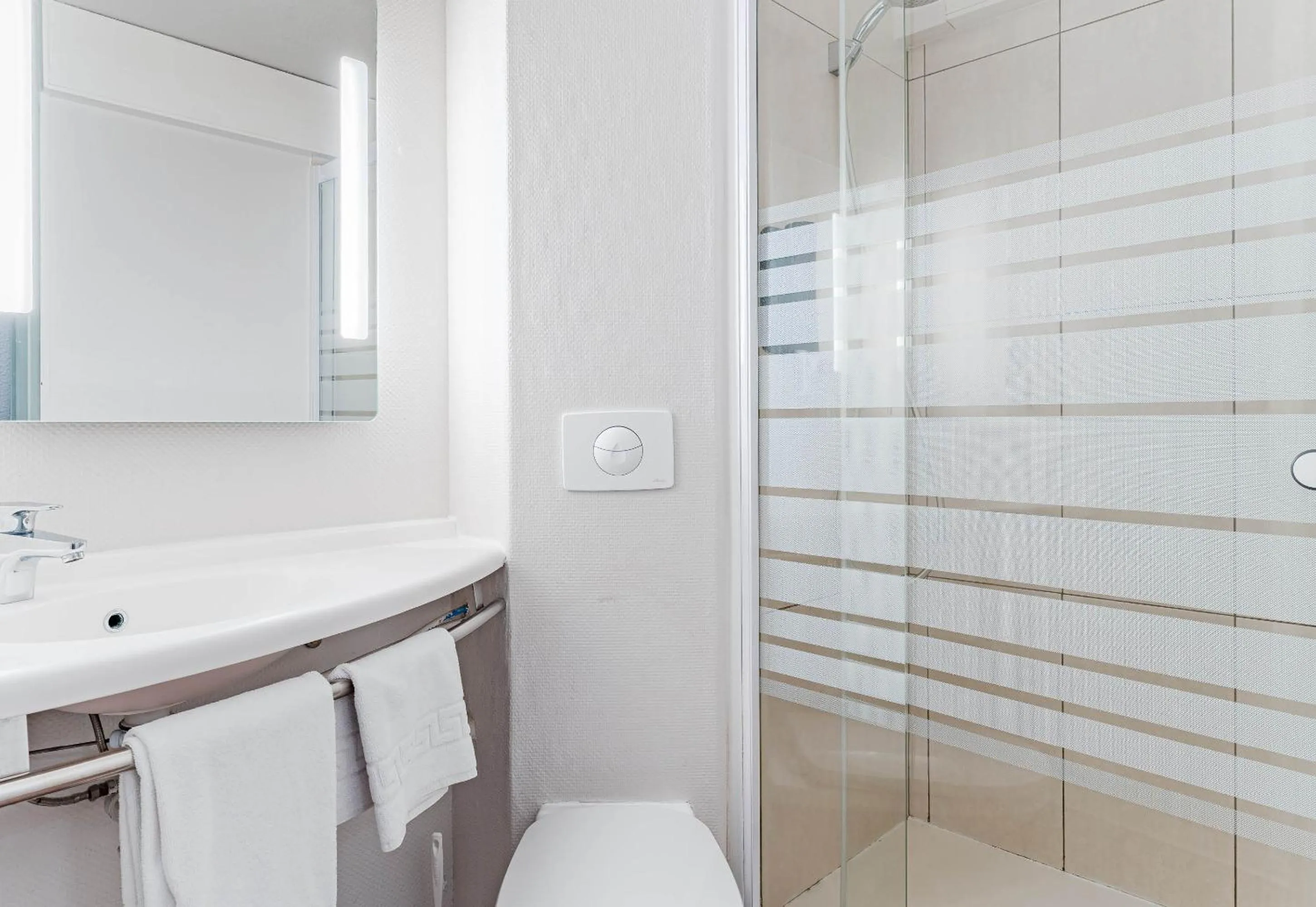 Bathroom in B&B HOTEL Chatellerault