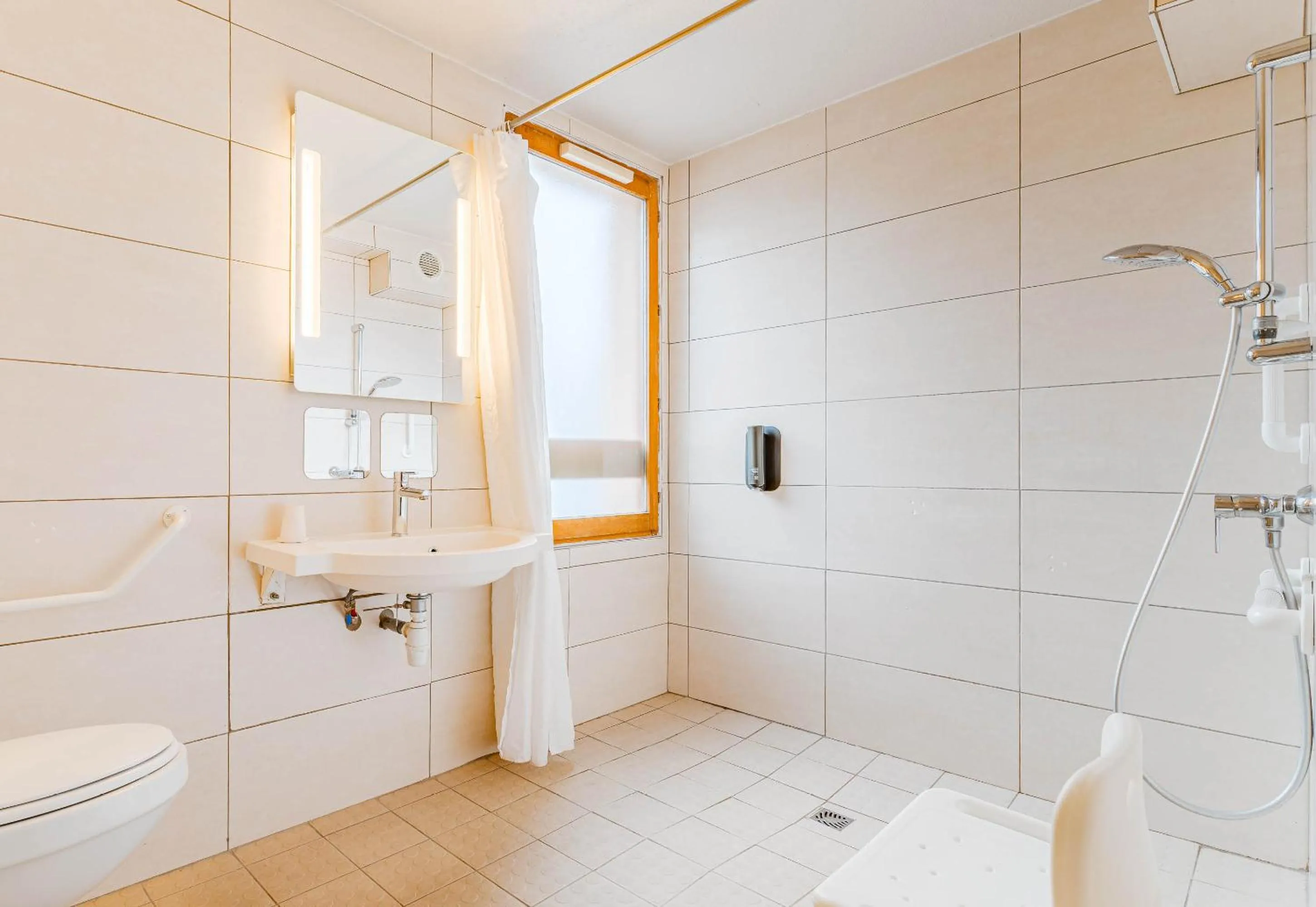 Bathroom in B&B HOTEL Chatellerault