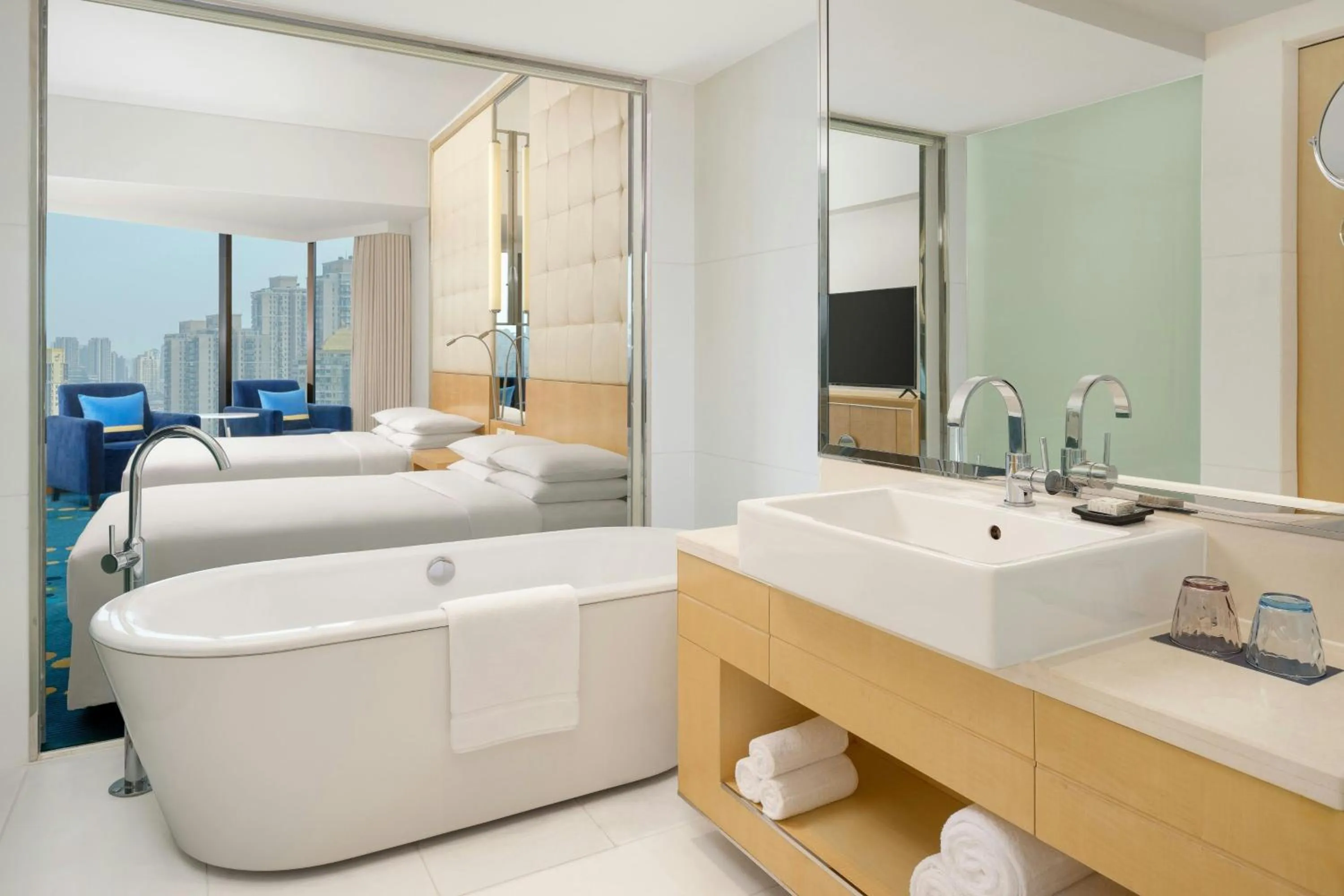 Bathroom, Bed in Renaissance Shanghai Yu Garden Hotel on the Bund