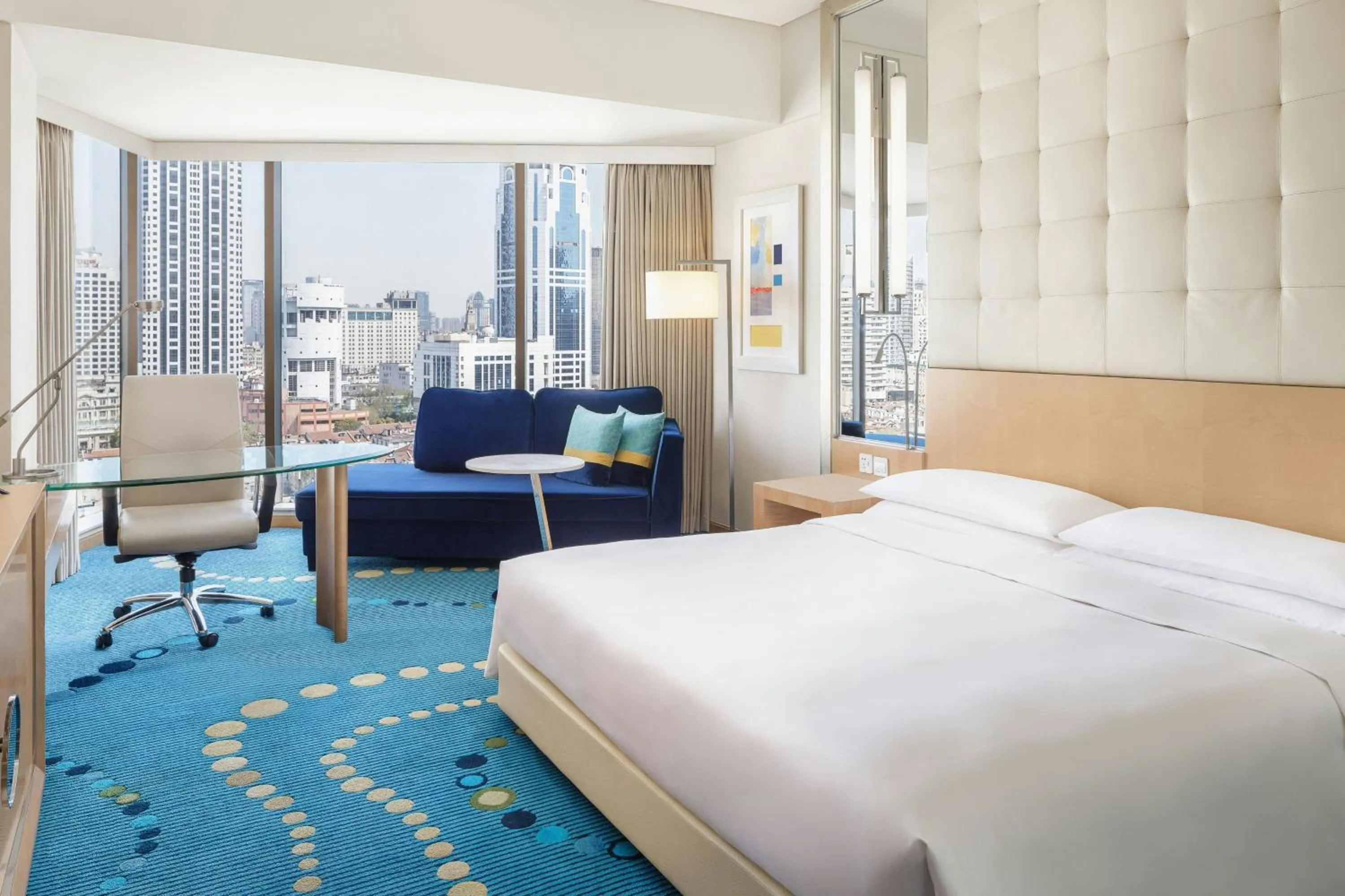 Photo of the whole room, Bed in Renaissance Shanghai Yu Garden Hotel on the Bund