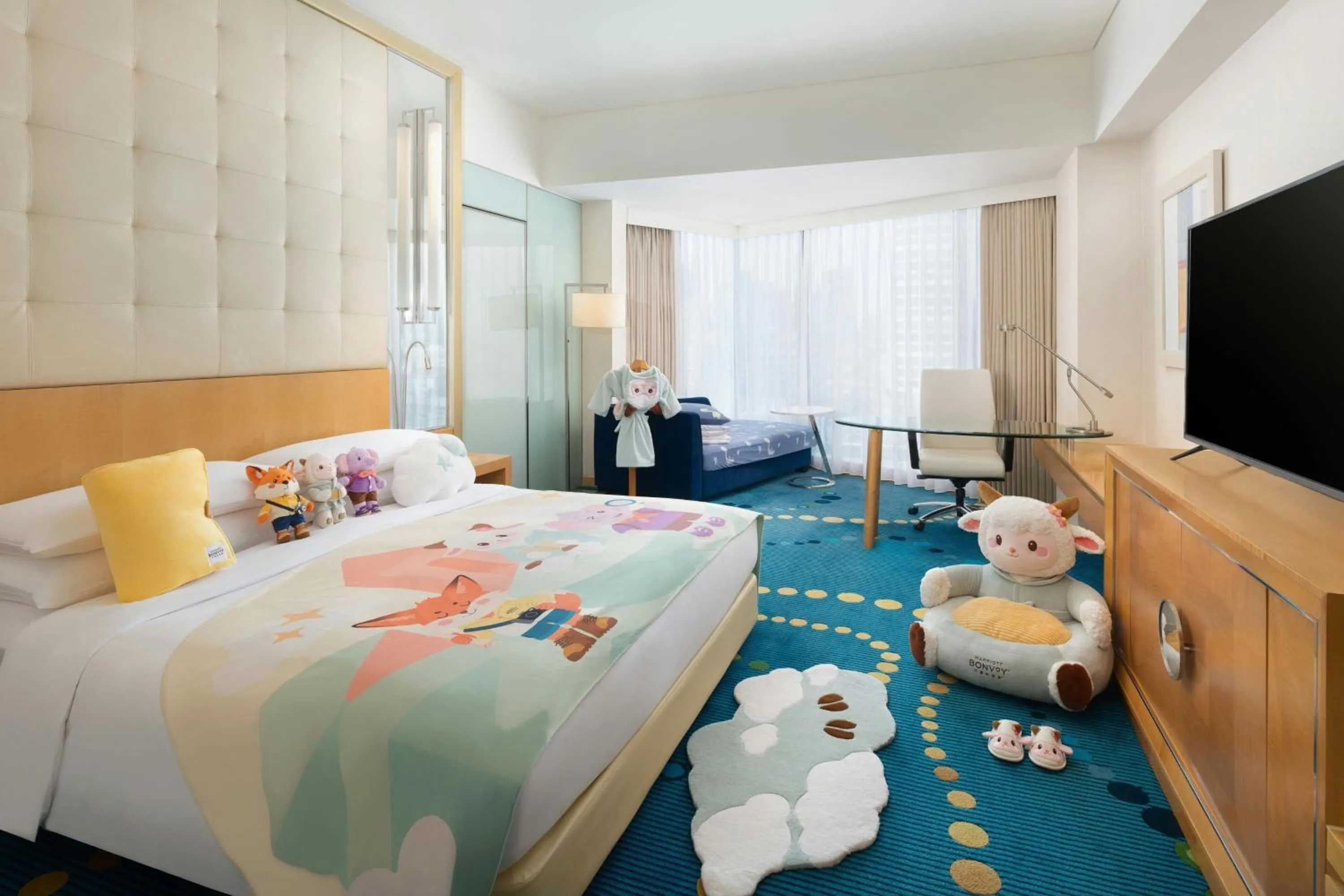 Photo of the whole room, Bed in Renaissance Shanghai Yu Garden Hotel on the Bund