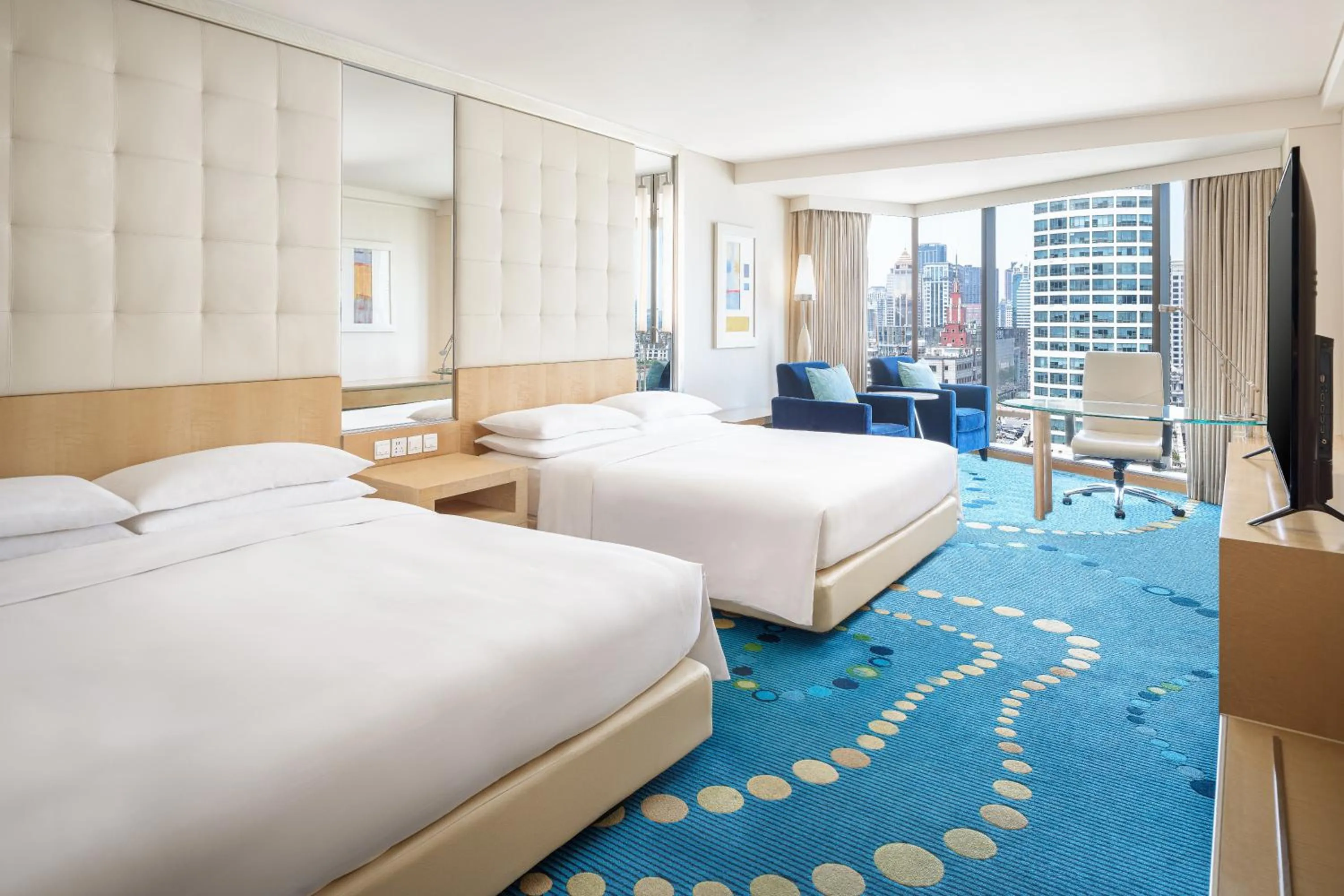 Photo of the whole room, Bed in Renaissance Shanghai Yu Garden Hotel on the Bund