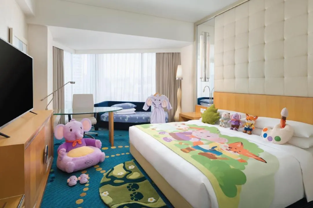 Bed in Renaissance Shanghai Yu Garden Hotel on the Bund