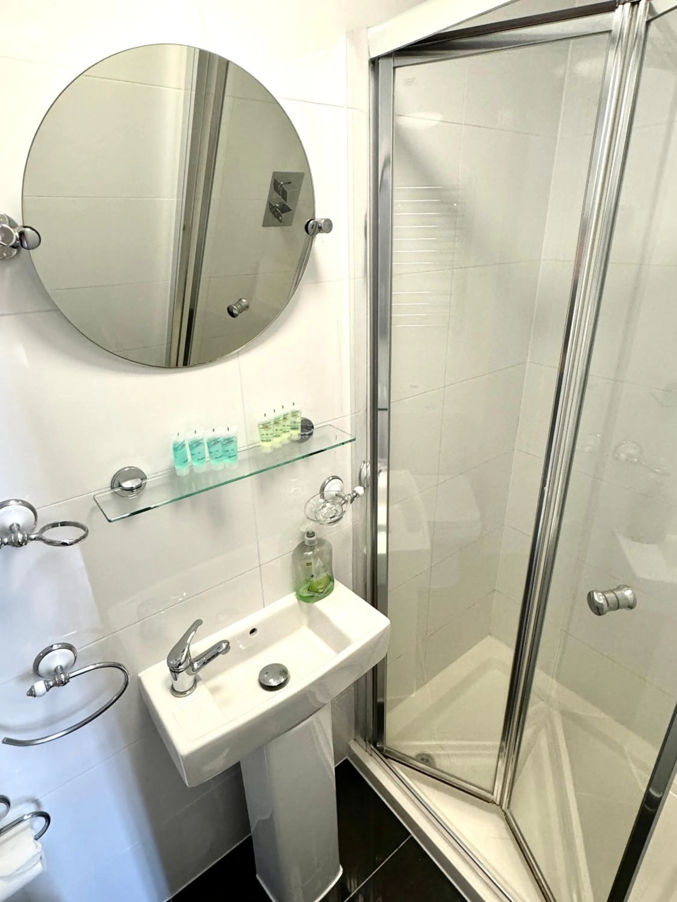 Shower in ABC Hyde Park Hotel