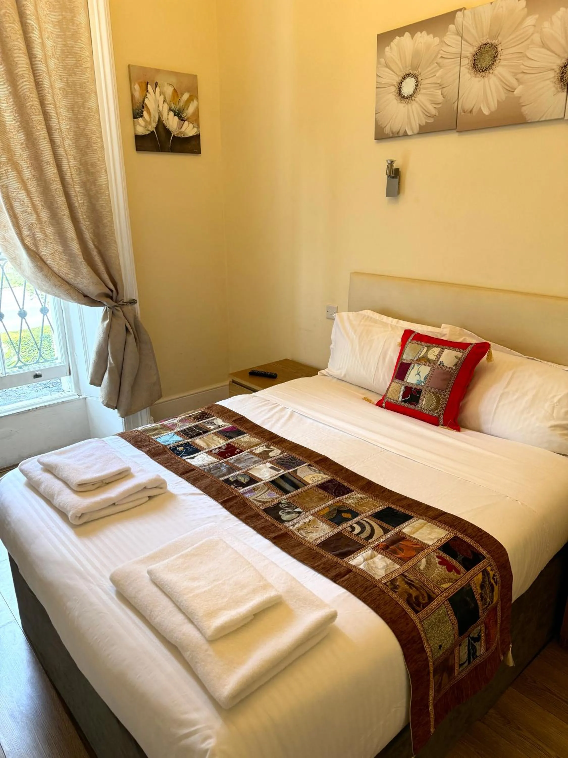 Toilet, Bed in ABC Hyde Park Hotel