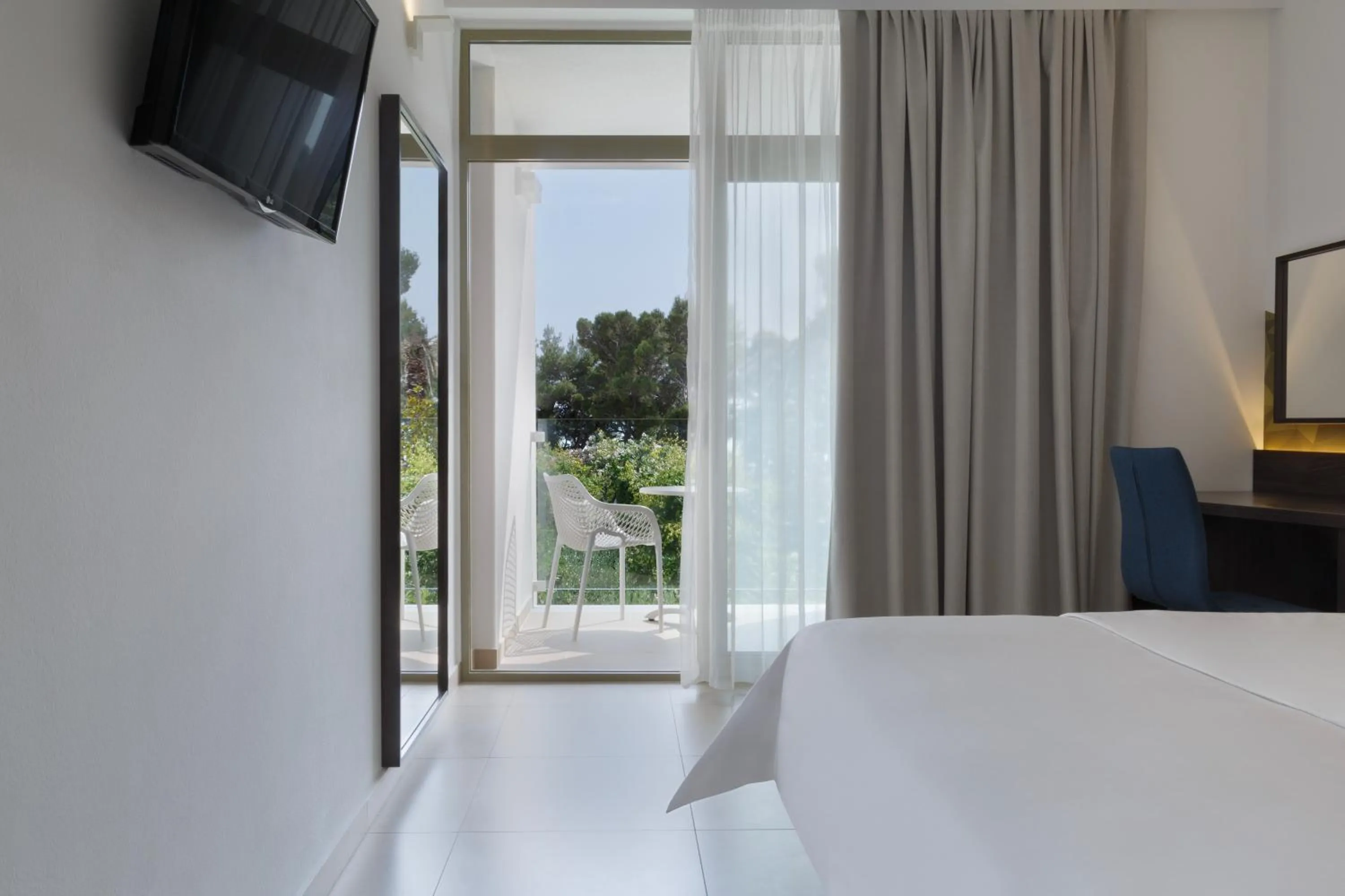 Balcony/Terrace, Bed in Bluesun Hotel Alga