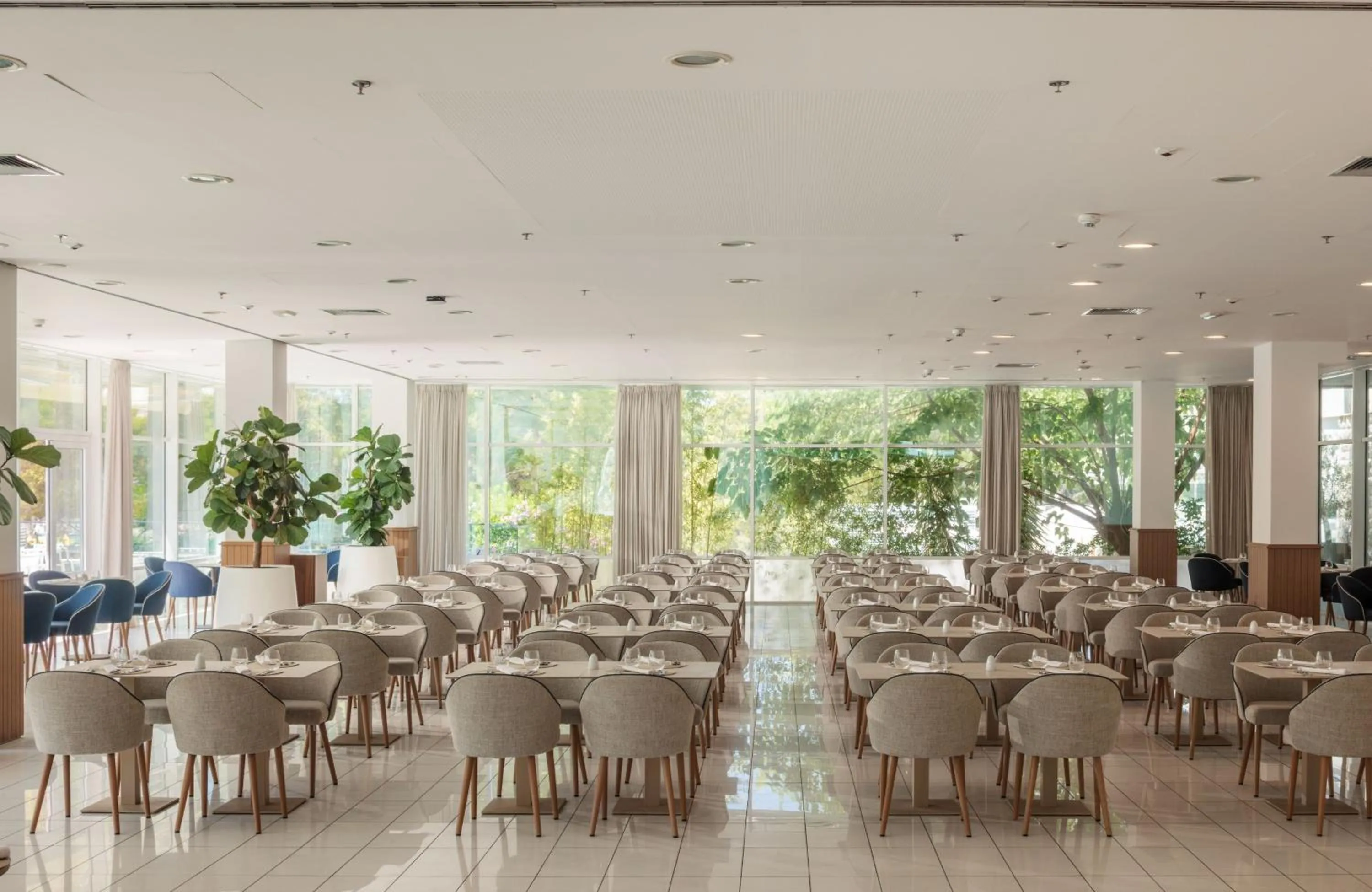 Restaurant/places to eat in Bluesun Hotel Elaphusa