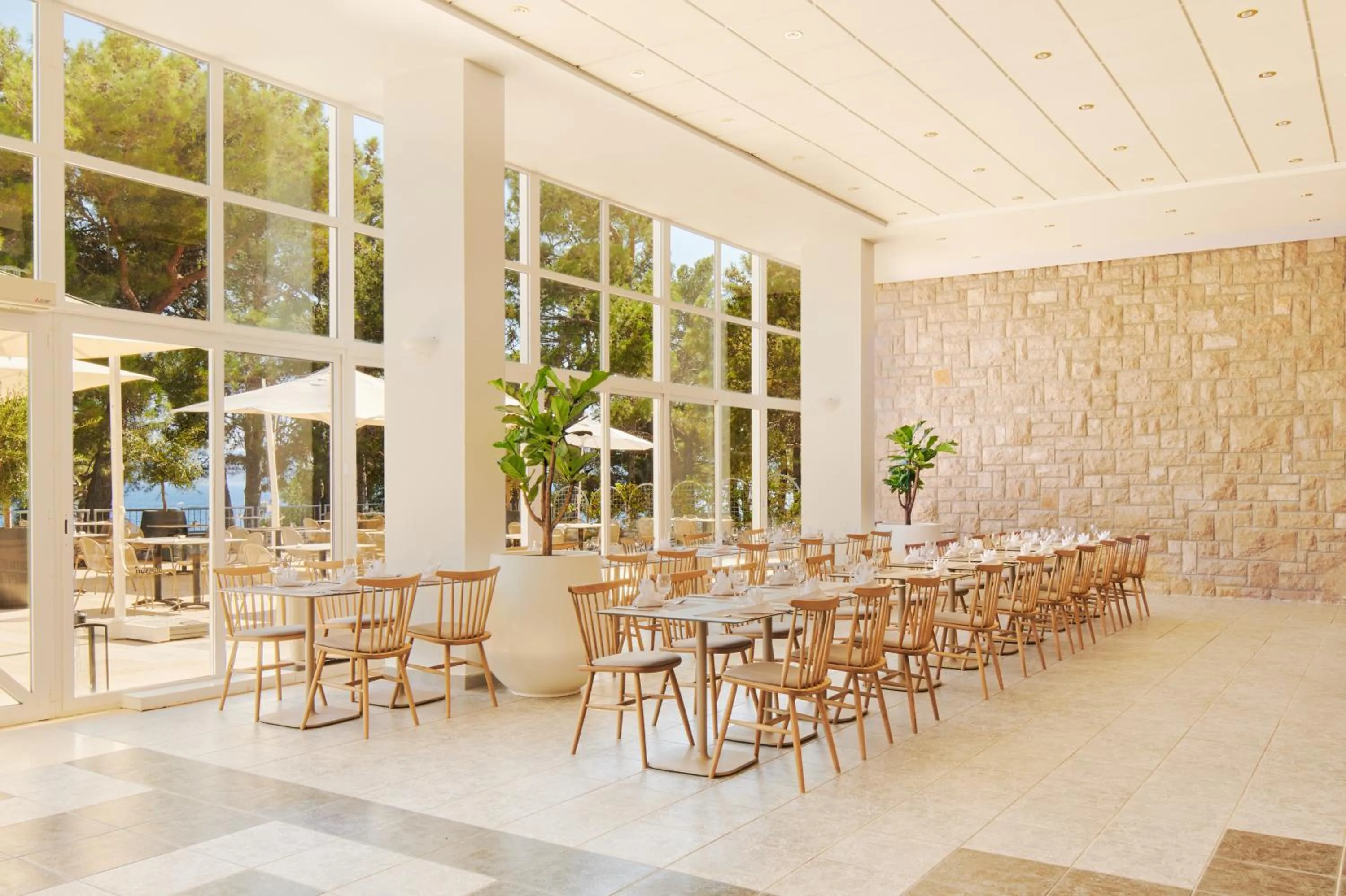 Restaurant/places to eat in Bluesun Hotel Borak