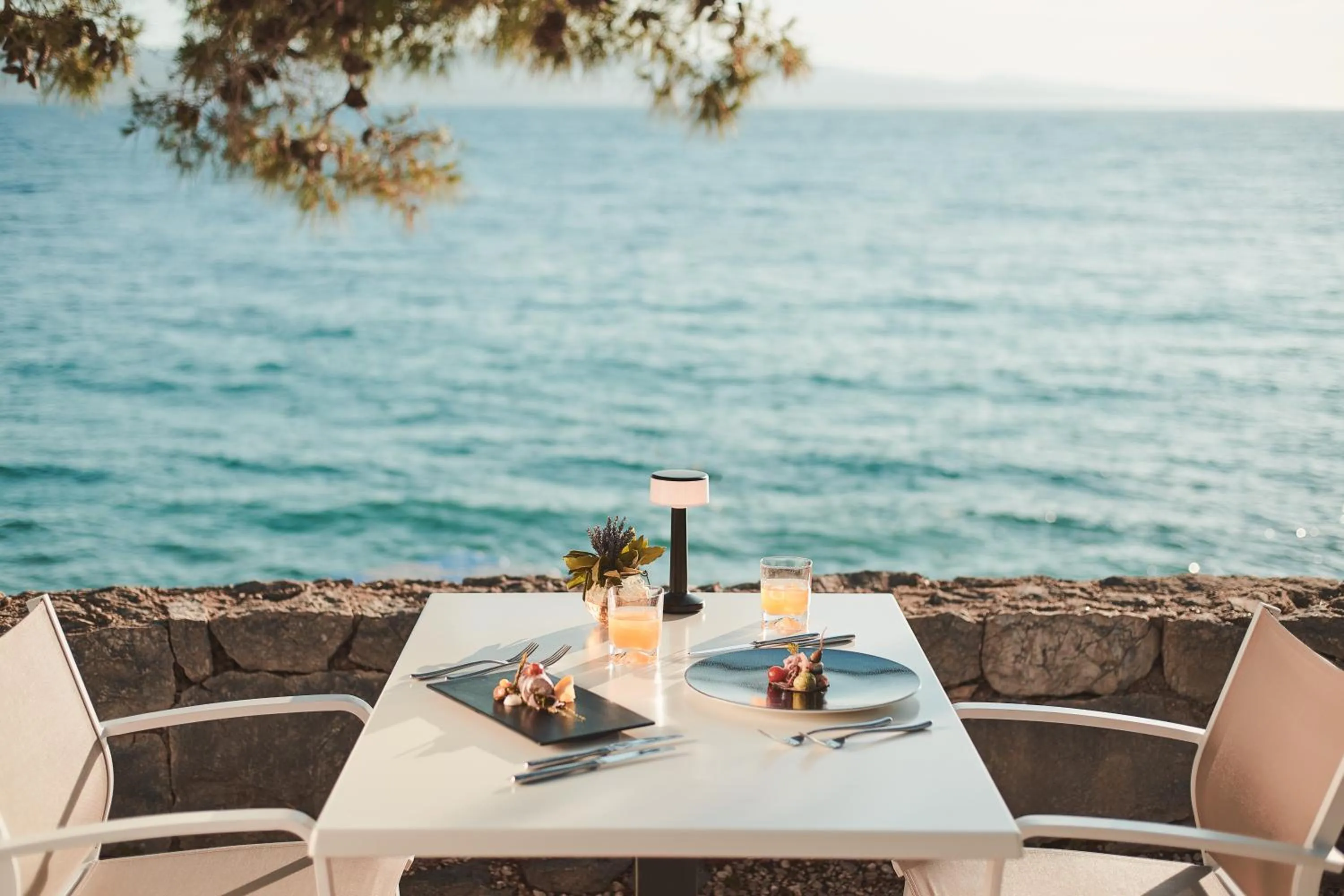 Restaurant/places to eat in Bluesun hotel Berulia