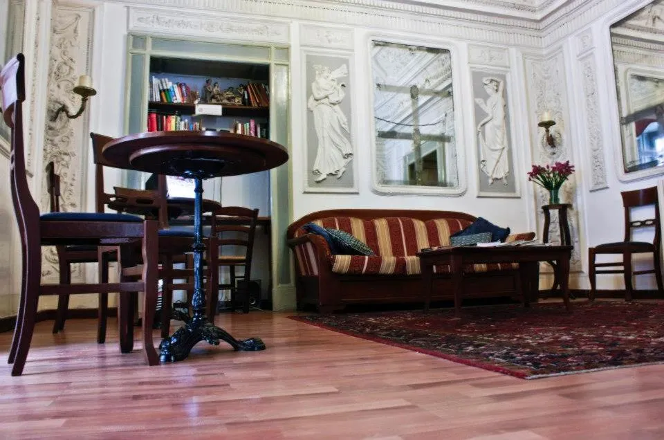 Communal lounge/ TV room in B&B Miseria e Nobilta'