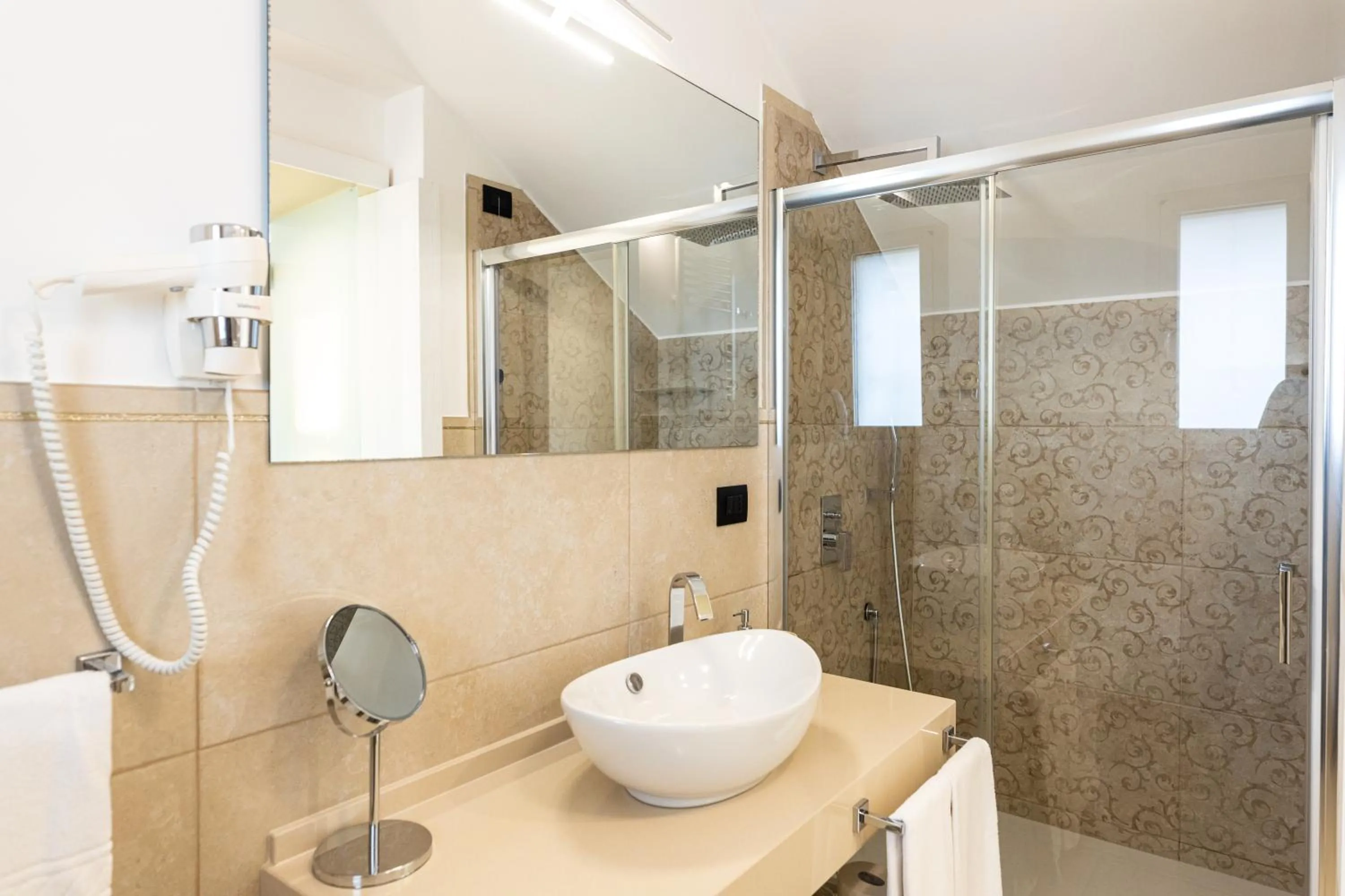 Shower in Masseria Muntibianchi AgriResort Restaurant & SPA