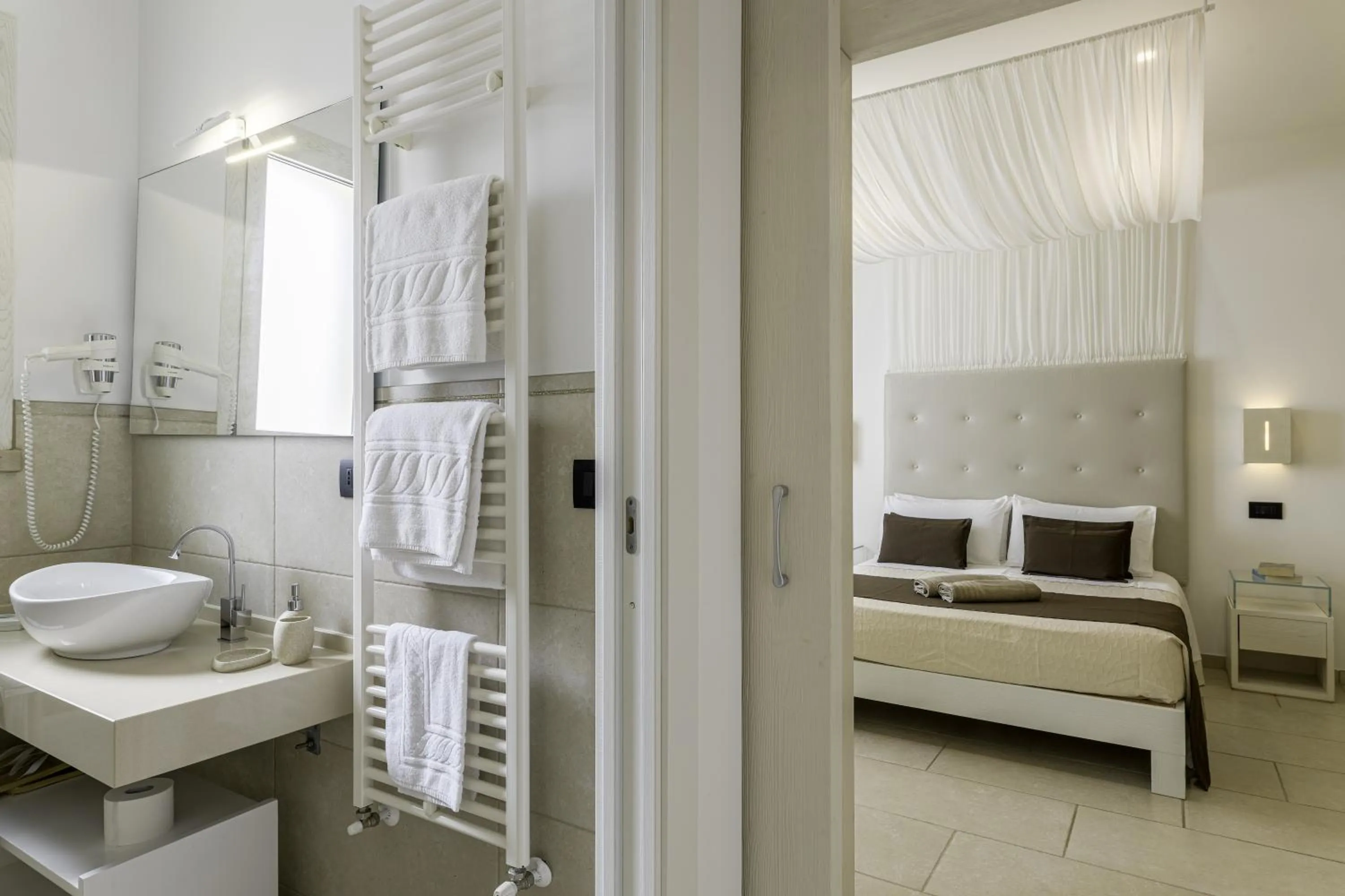 Bathroom, Bed in Masseria Muntibianchi AgriResort Restaurant & SPA