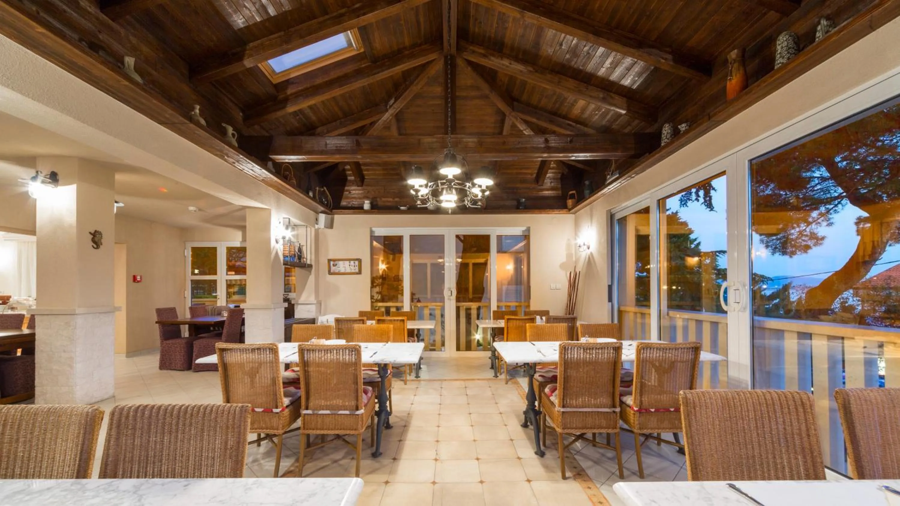 Restaurant/places to eat in Hotel Abalone