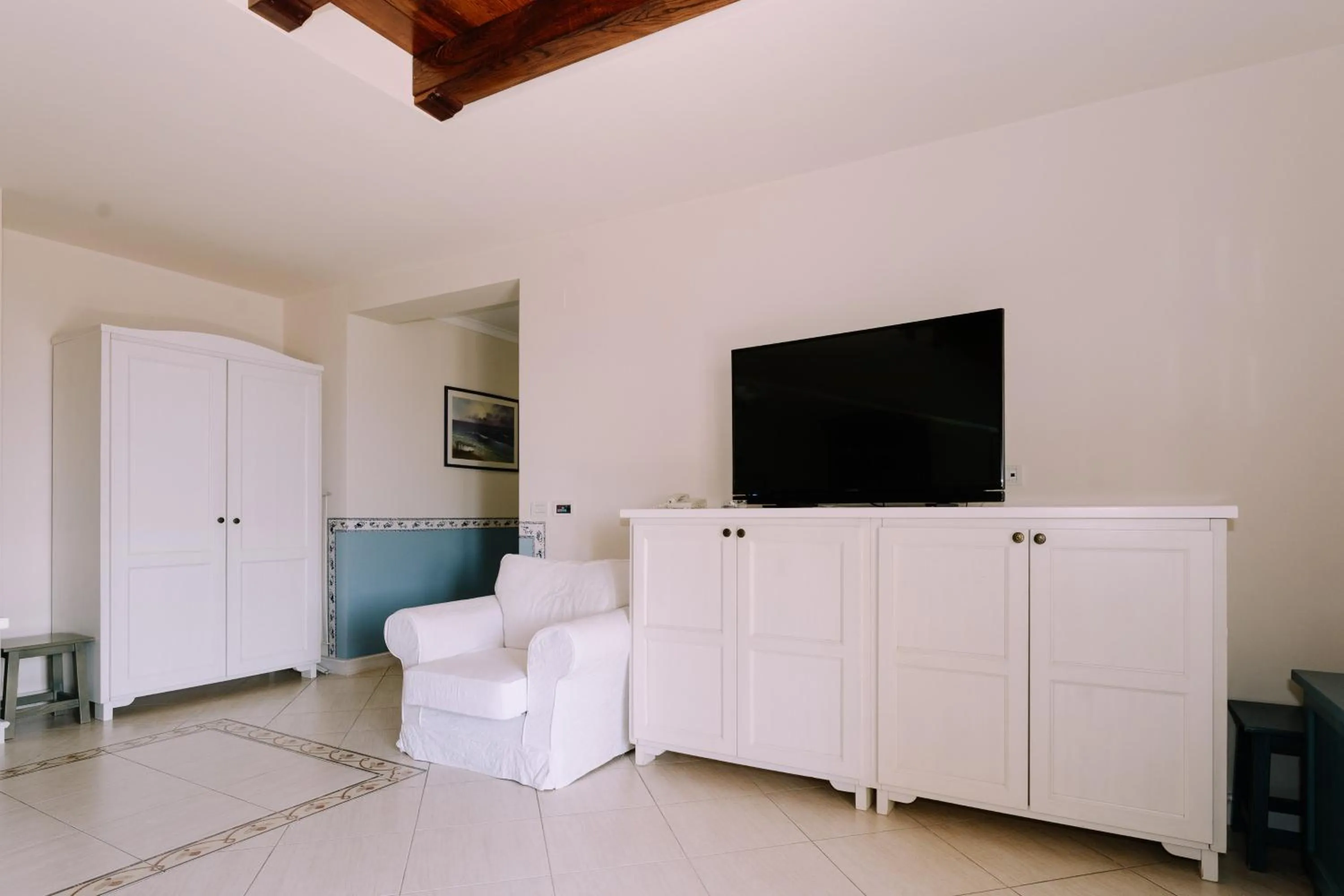 TV and multimedia in Hotel Abalone