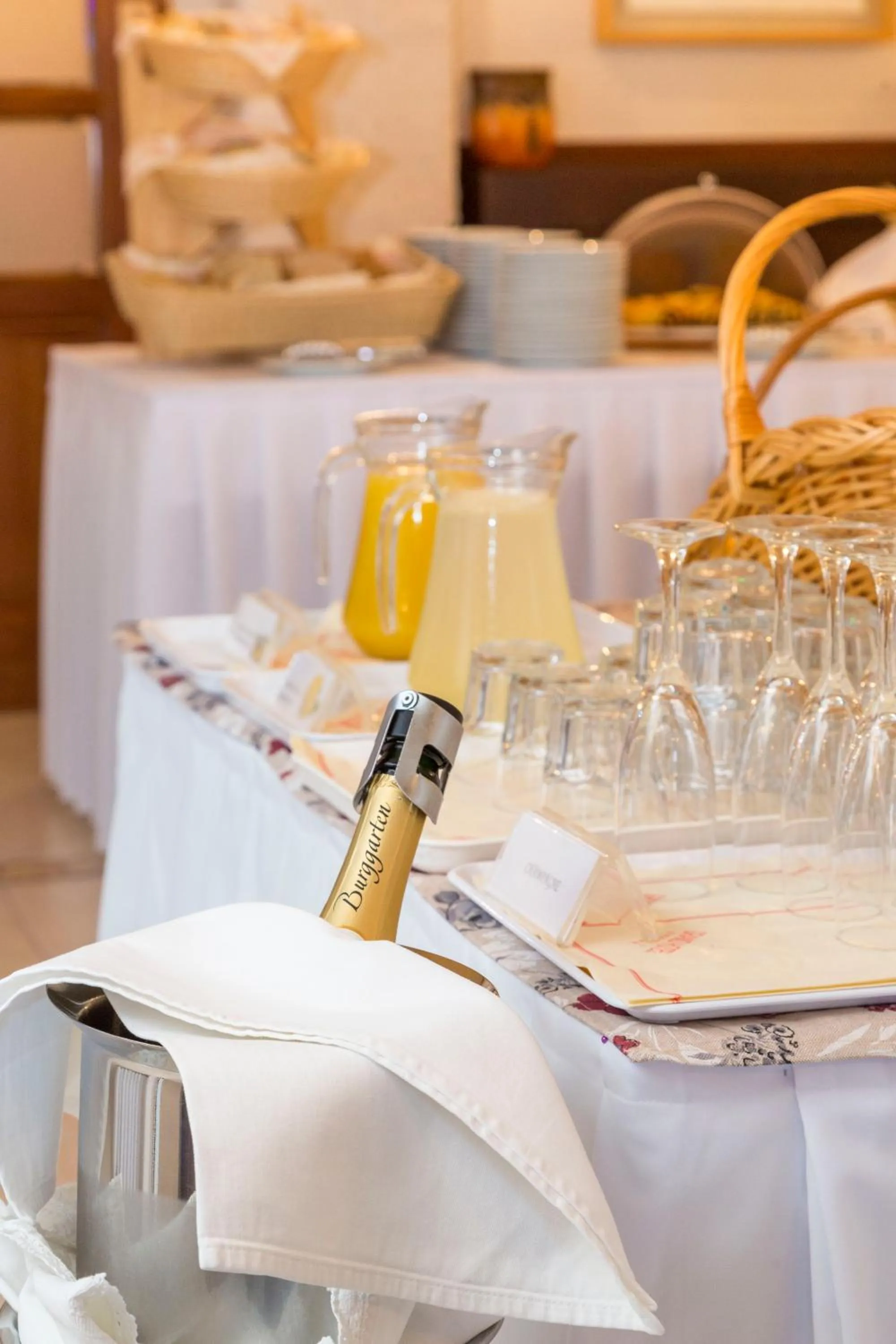 Restaurant/places to eat in Hotel Abalone