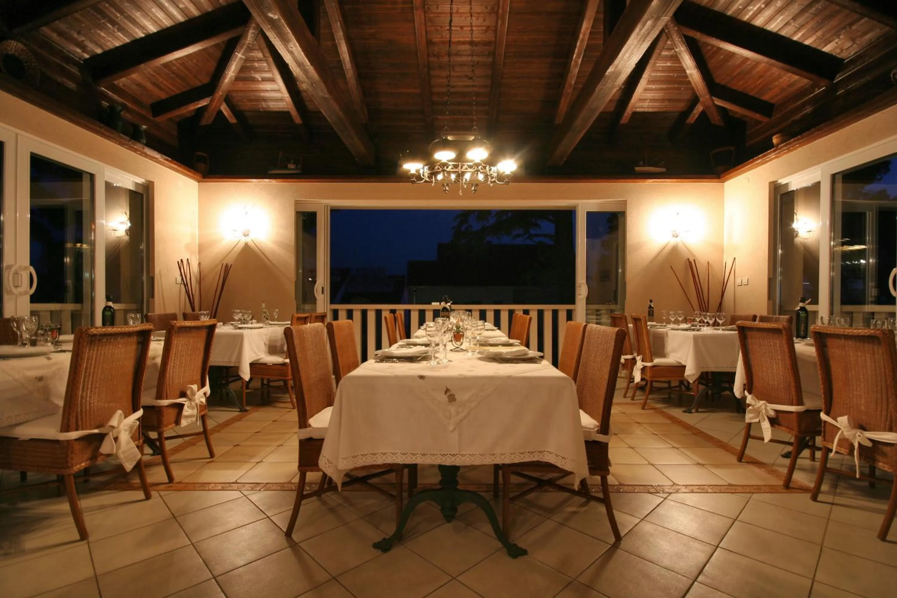 Restaurant/places to eat in Hotel Abalone