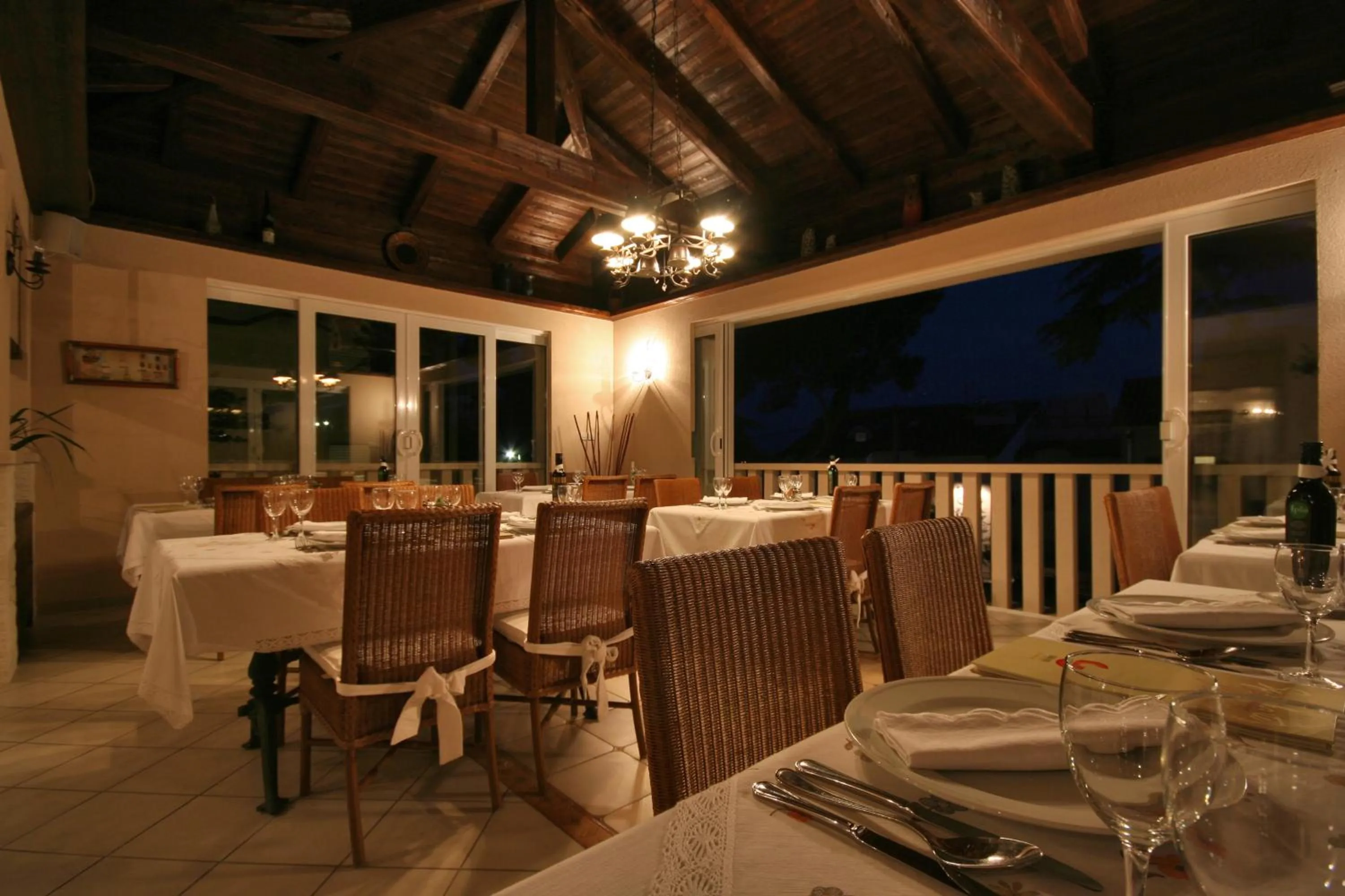 Restaurant/places to eat in Hotel Abalone