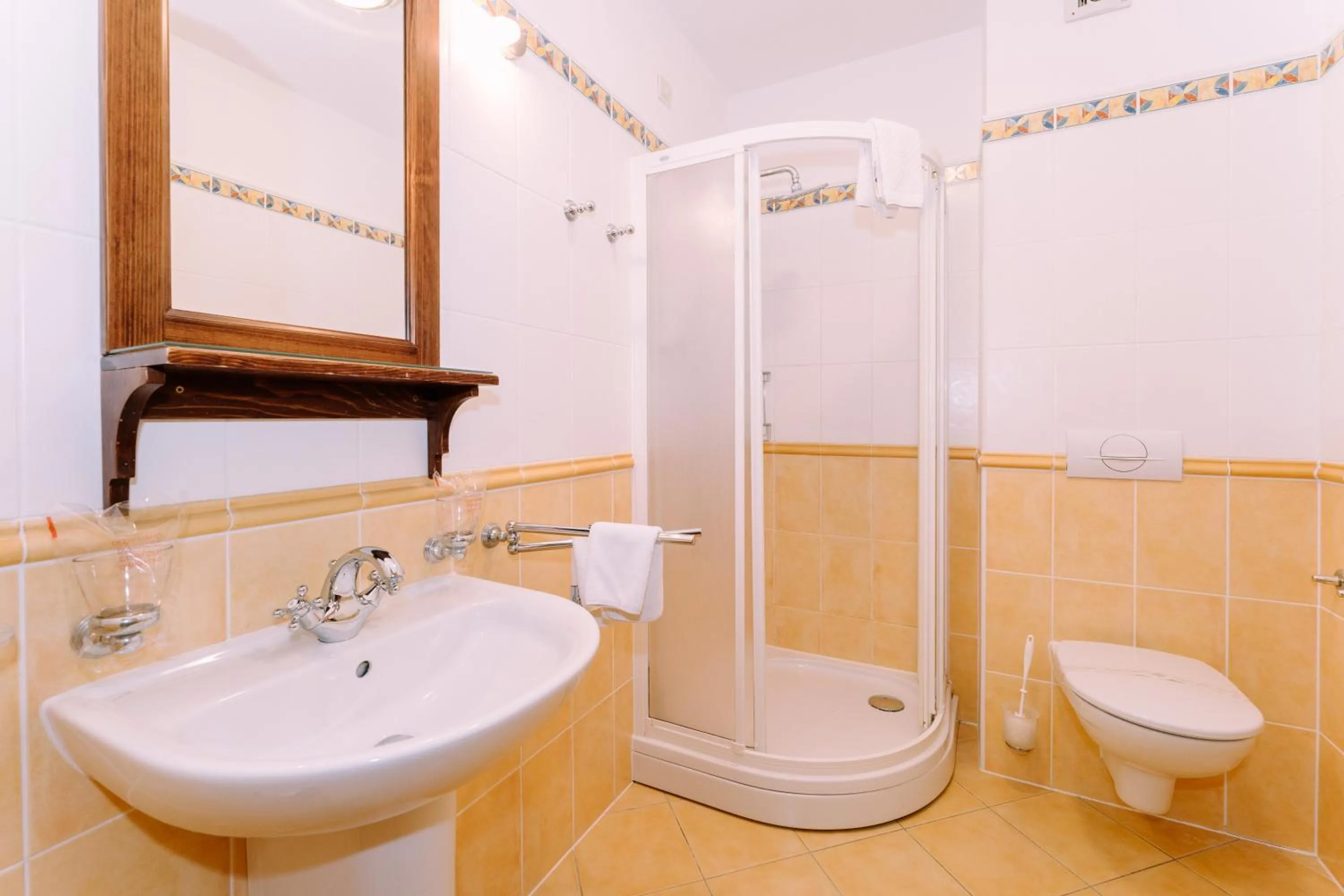 Shower in Hotel Abalone