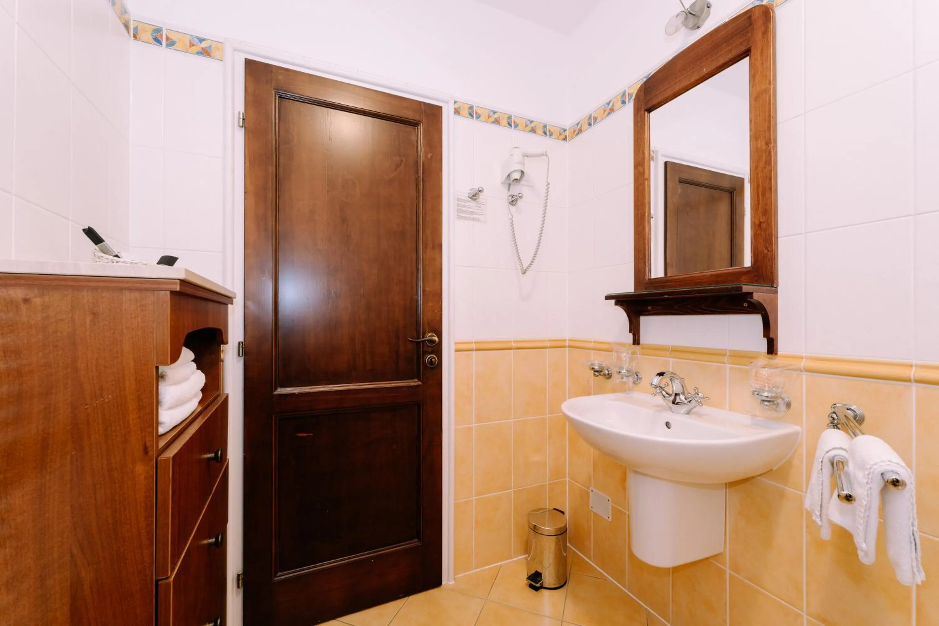 Shower in Hotel Abalone