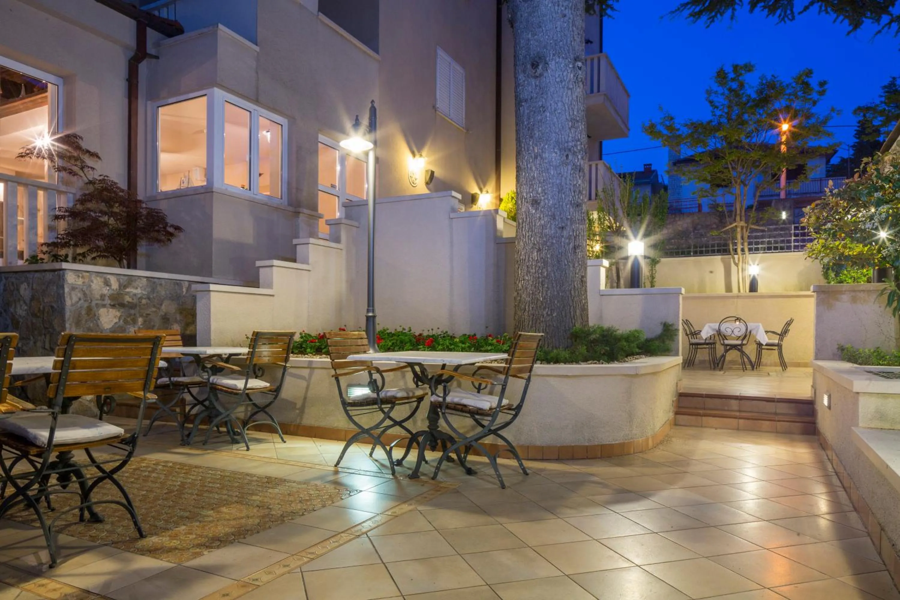 Restaurant/places to eat in Hotel Abalone