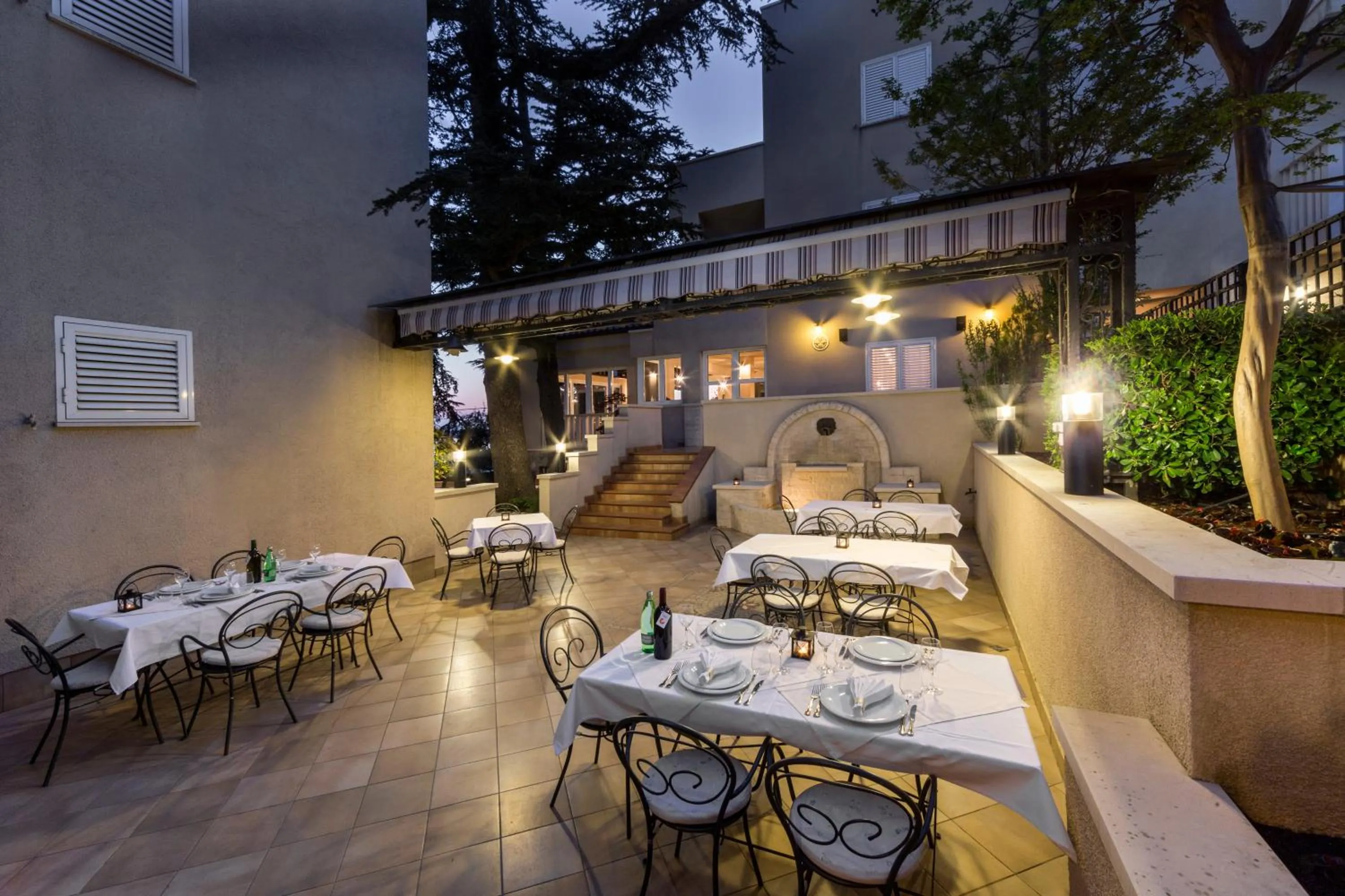 Restaurant/places to eat in Hotel Abalone