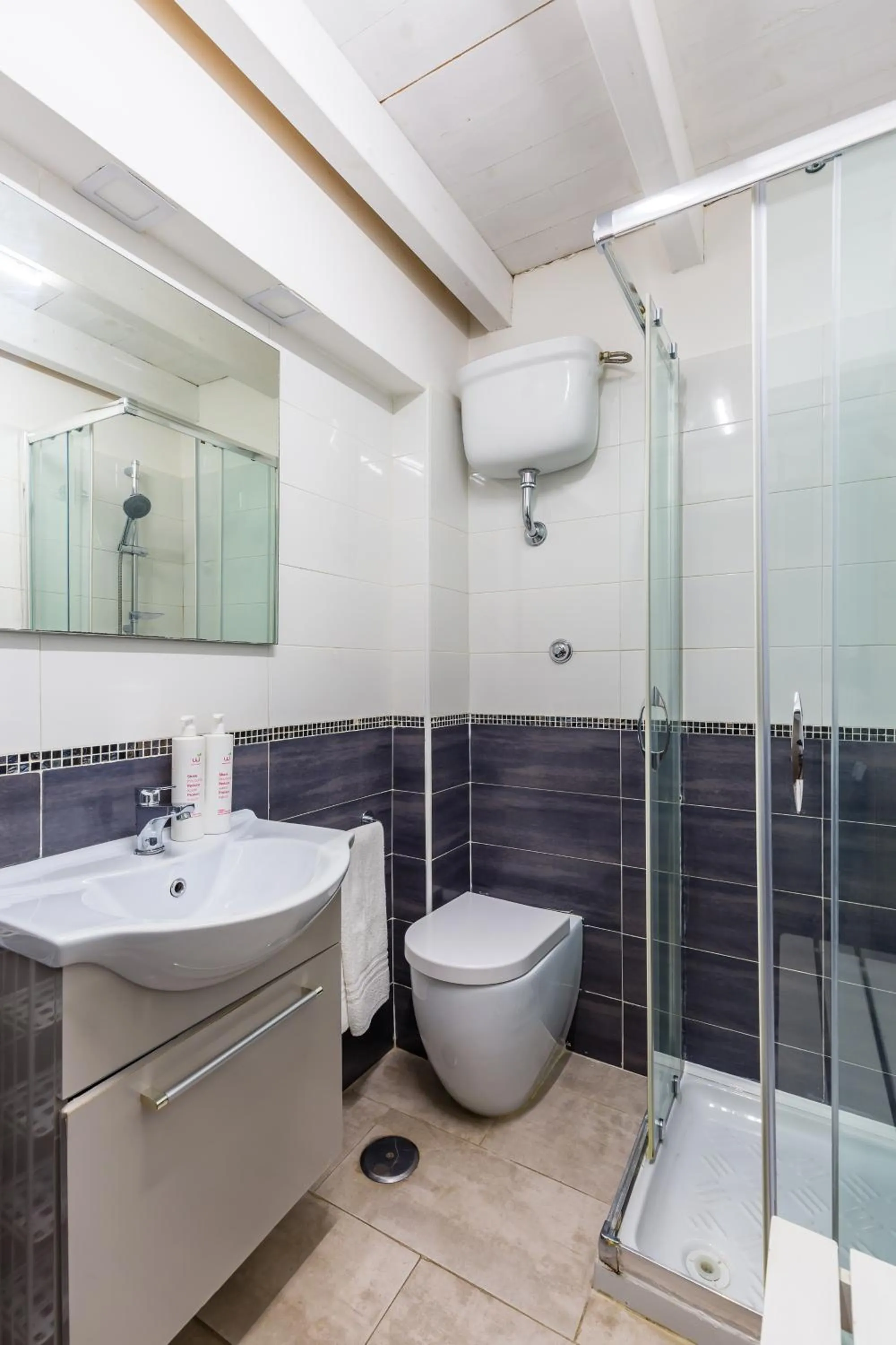 Shower in B&B Antica Napoli