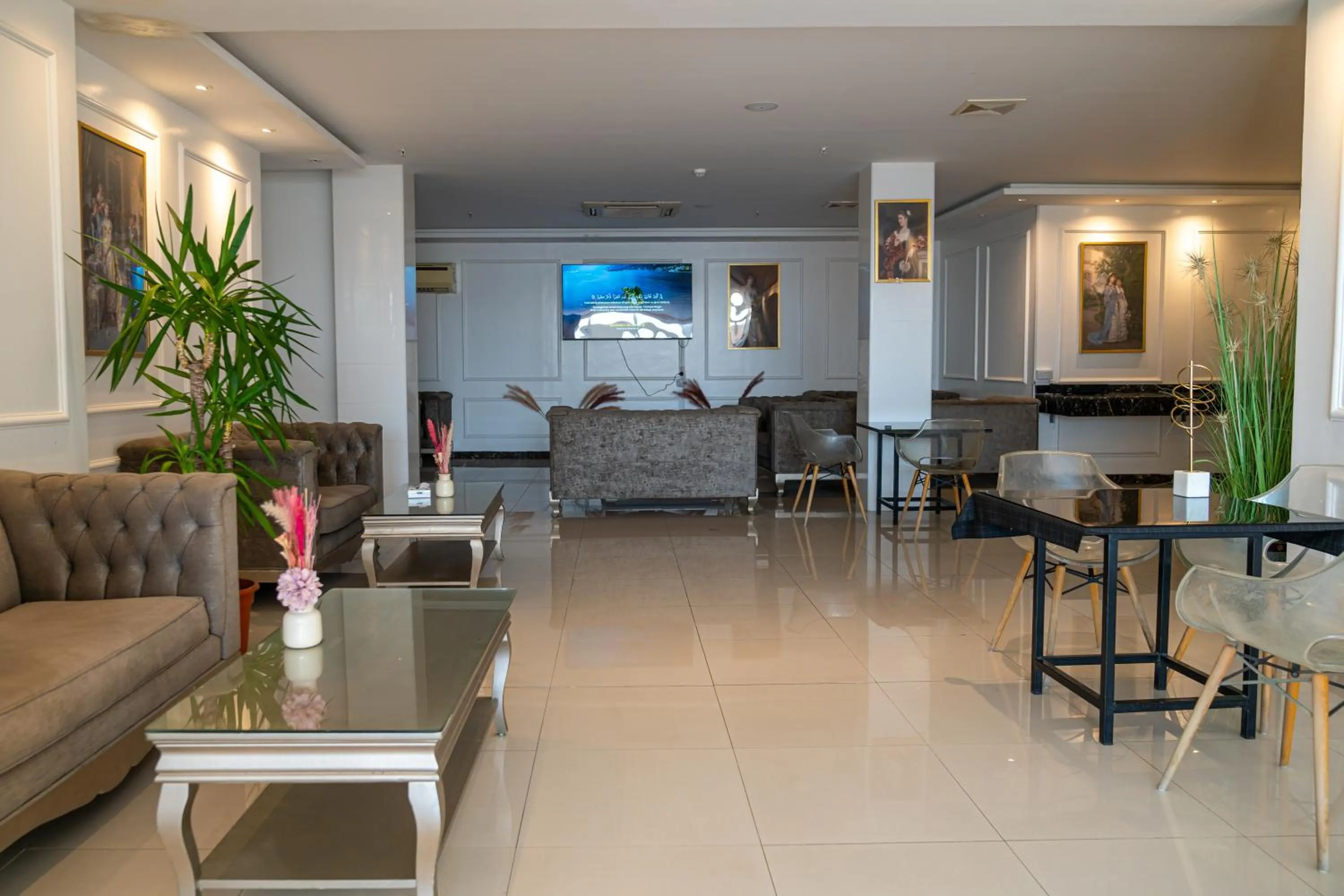 Restaurant/places to eat in Golden Garden Al Corniche