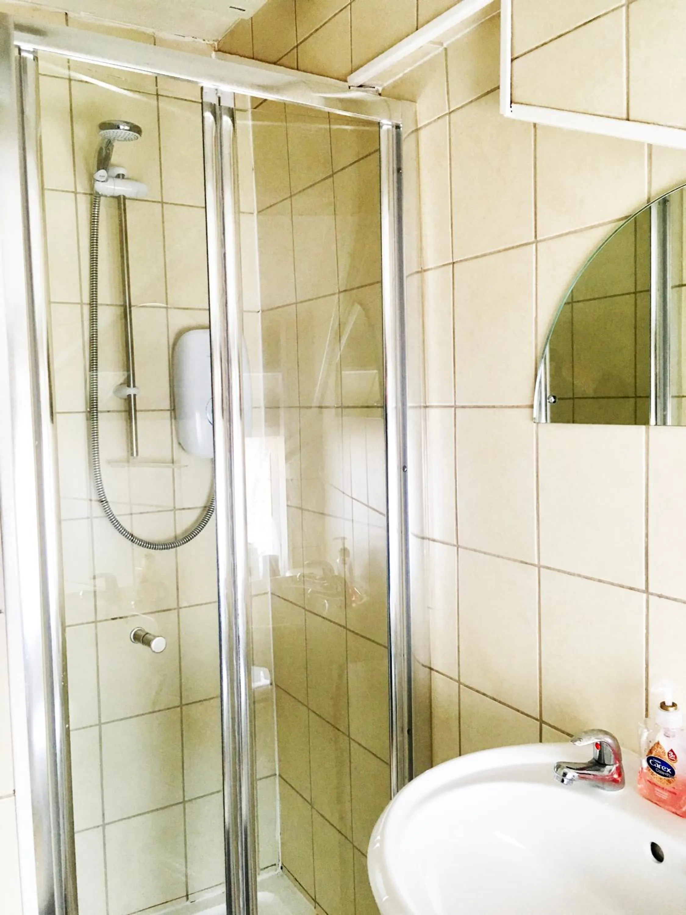 Shower in Hillside Bed and Breakfast