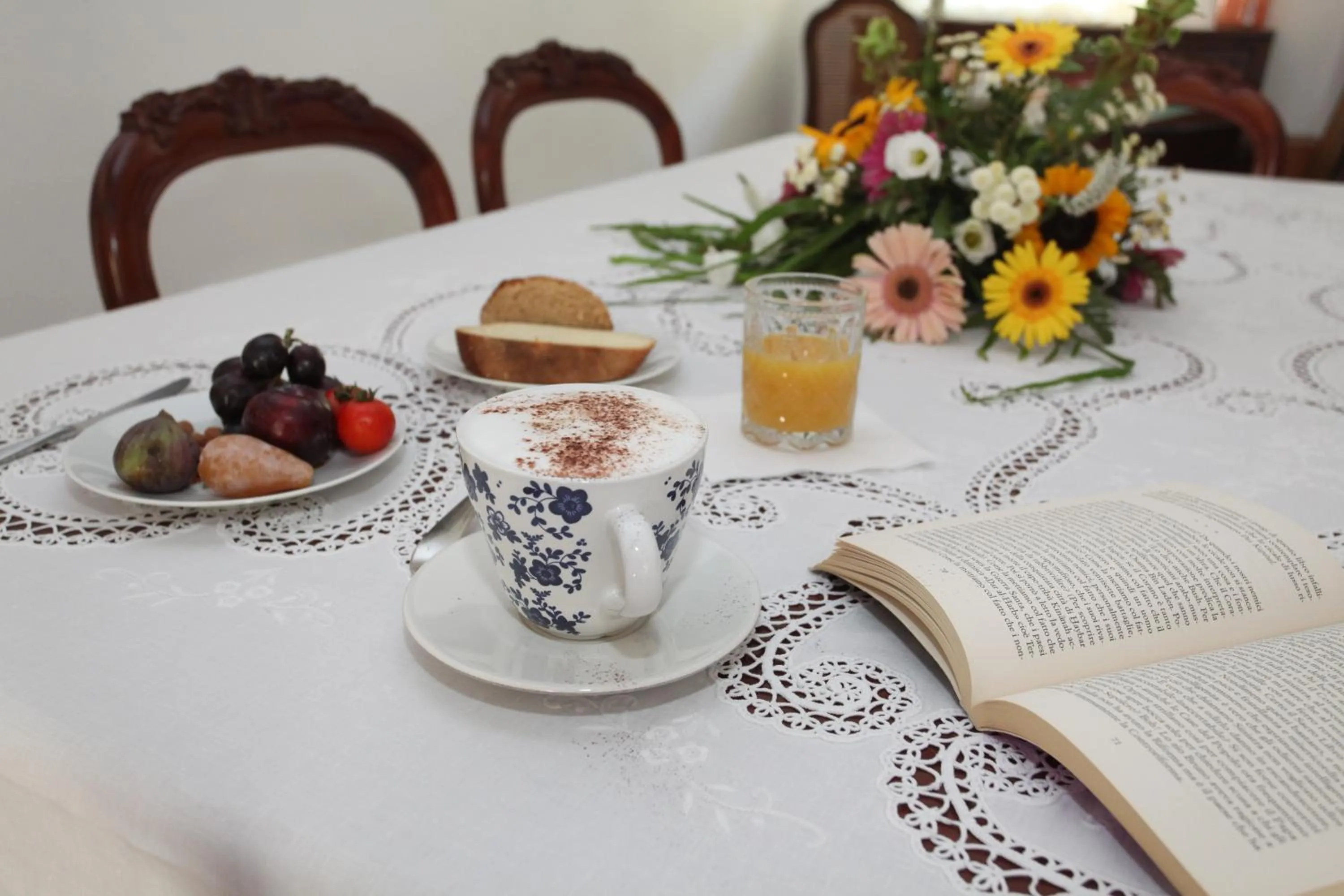 Communal lounge/ TV room in B&B Villa Maiolica