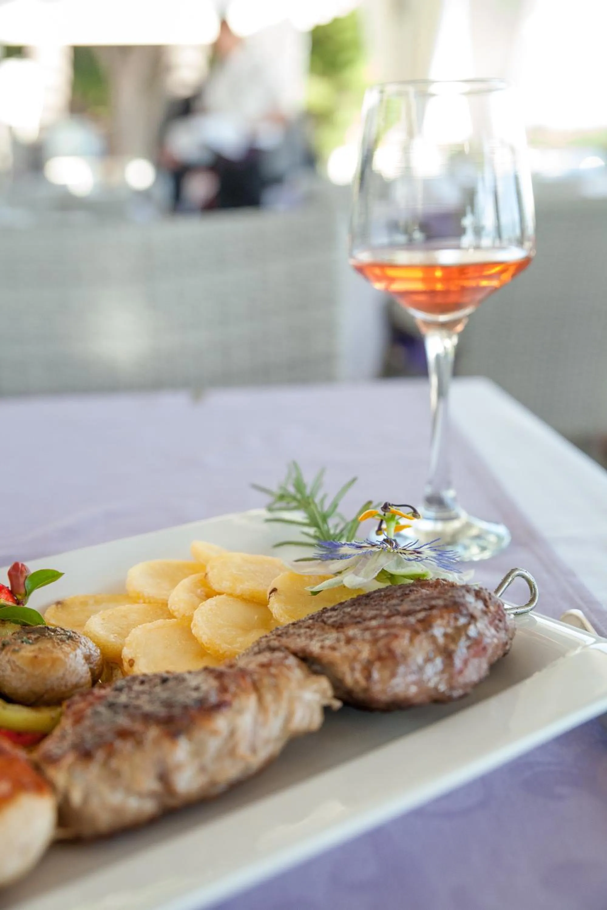 Restaurant/places to eat in Hotel Maritimo