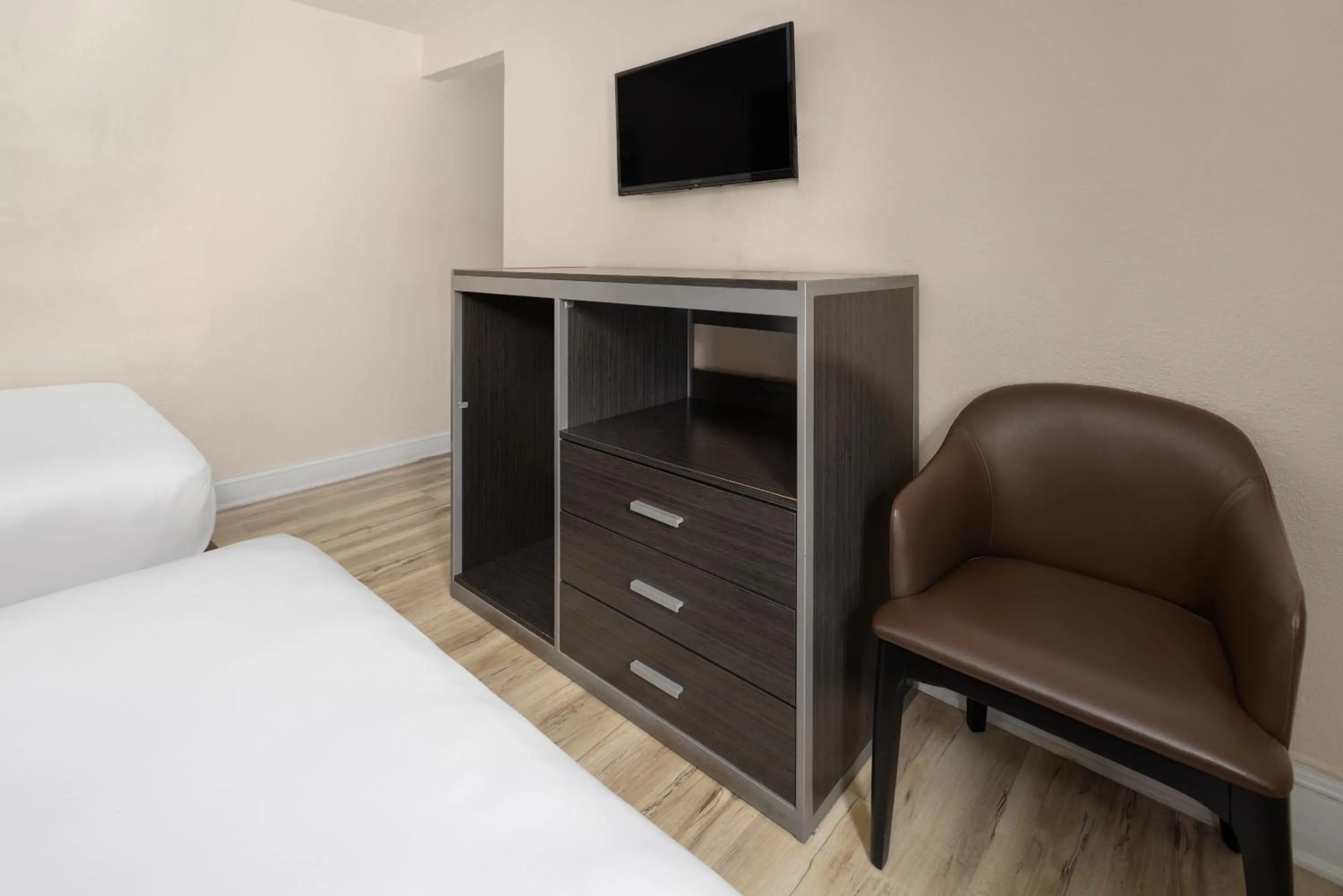 Bed in Wildwood Inn Hotel Travelodge Beach & Boardwalk