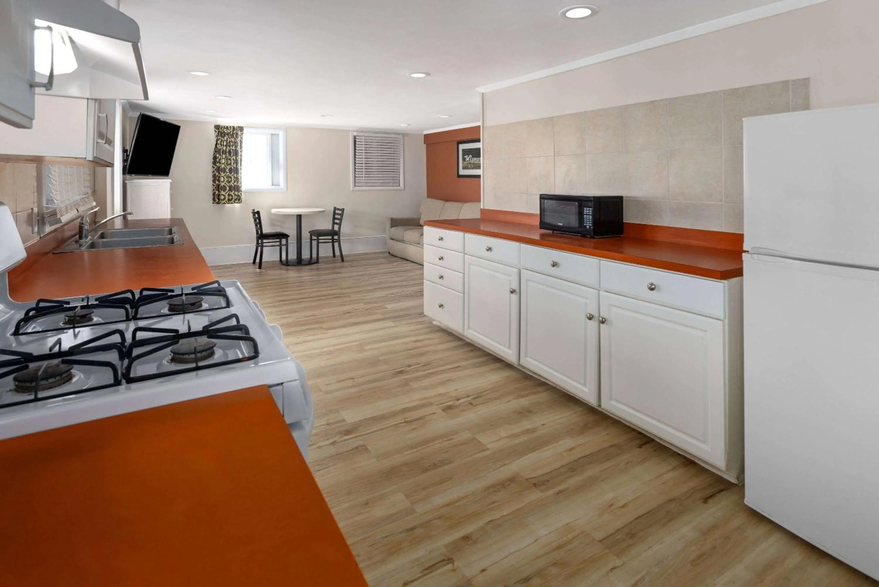 Photo of the whole room in Wildwood Inn Hotel Travelodge Beach & Boardwalk