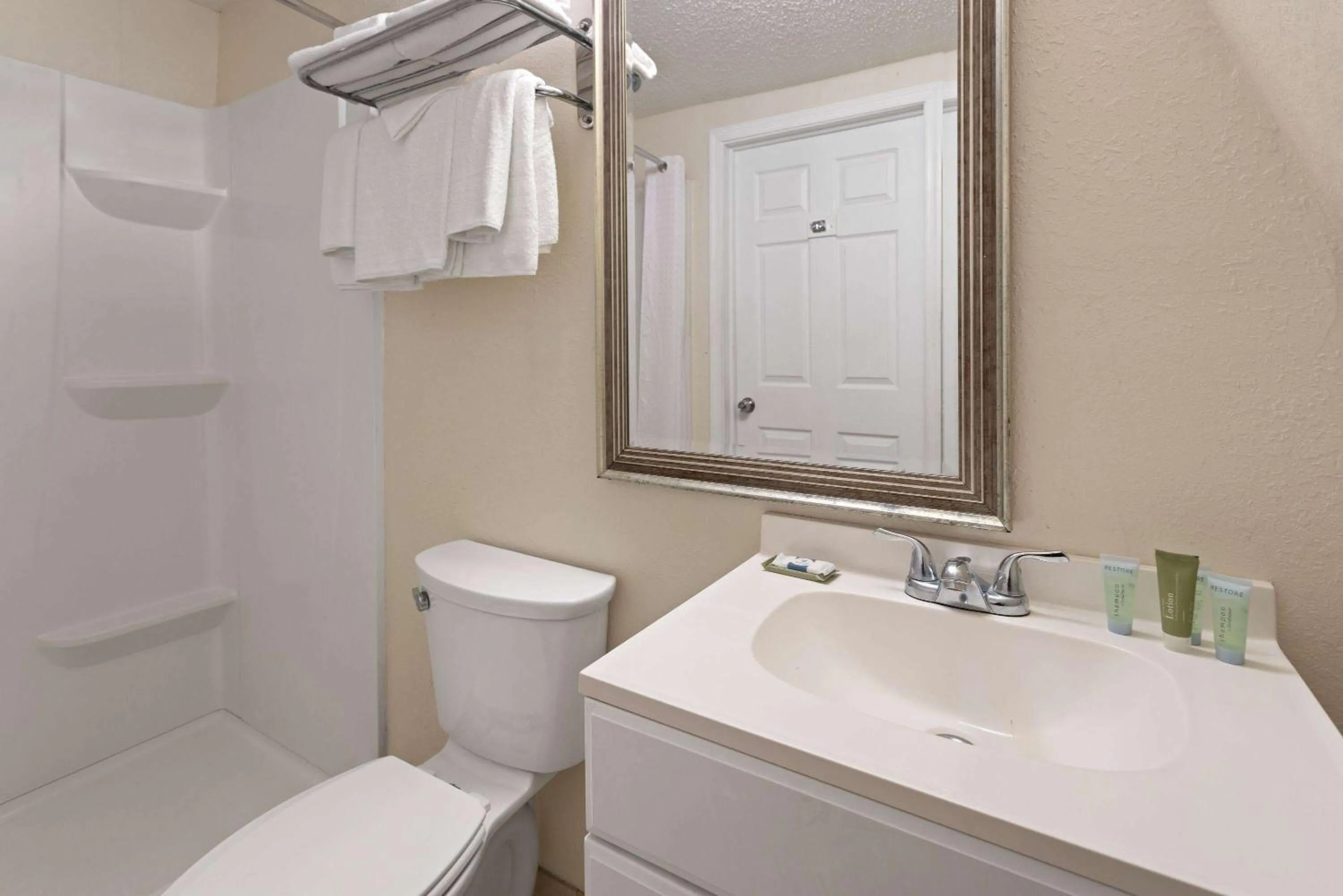 Photo of the whole room in Wildwood Inn Hotel Travelodge Beach & Boardwalk