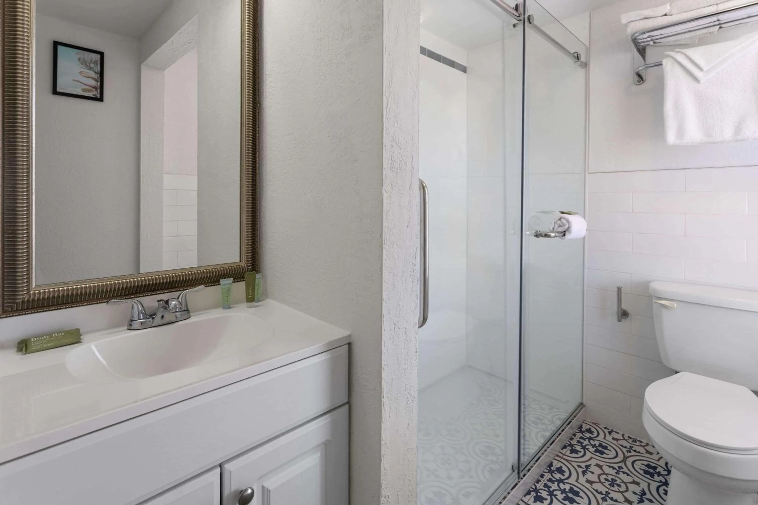 Photo of the whole room in Wildwood Inn Hotel Travelodge Beach & Boardwalk