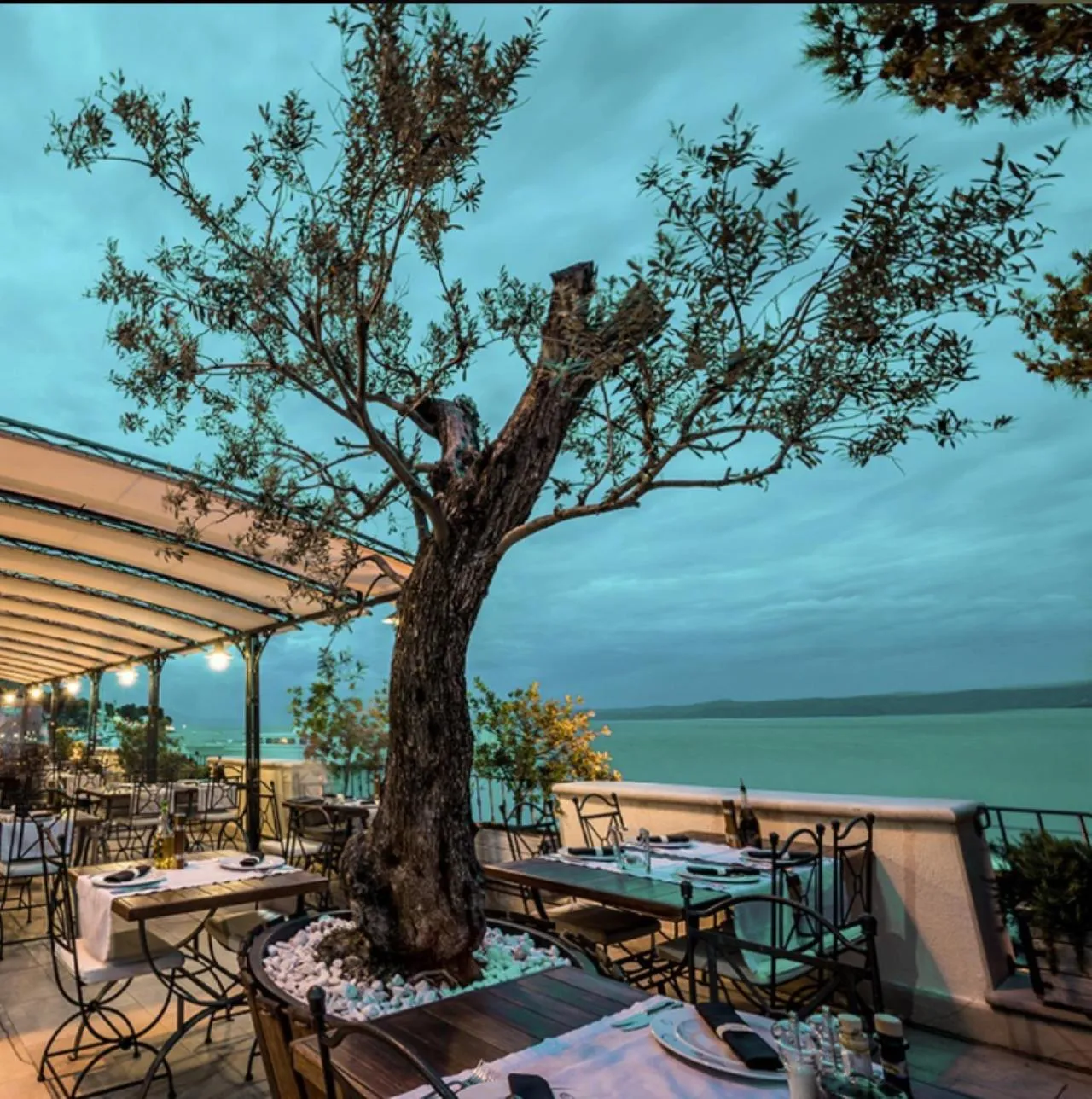 Restaurant/places to eat in Hotel Kastil