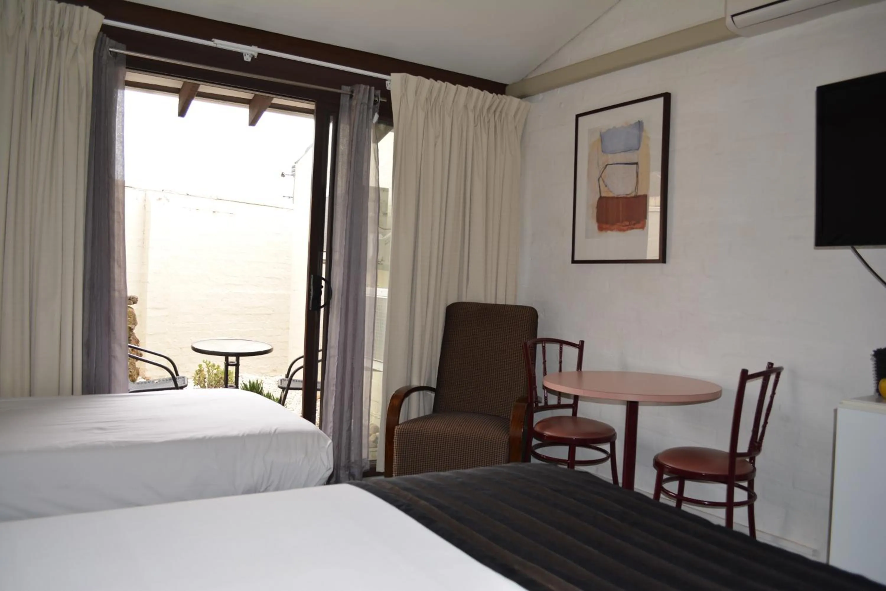 Photo of the whole room, Bed in The Apple Inn