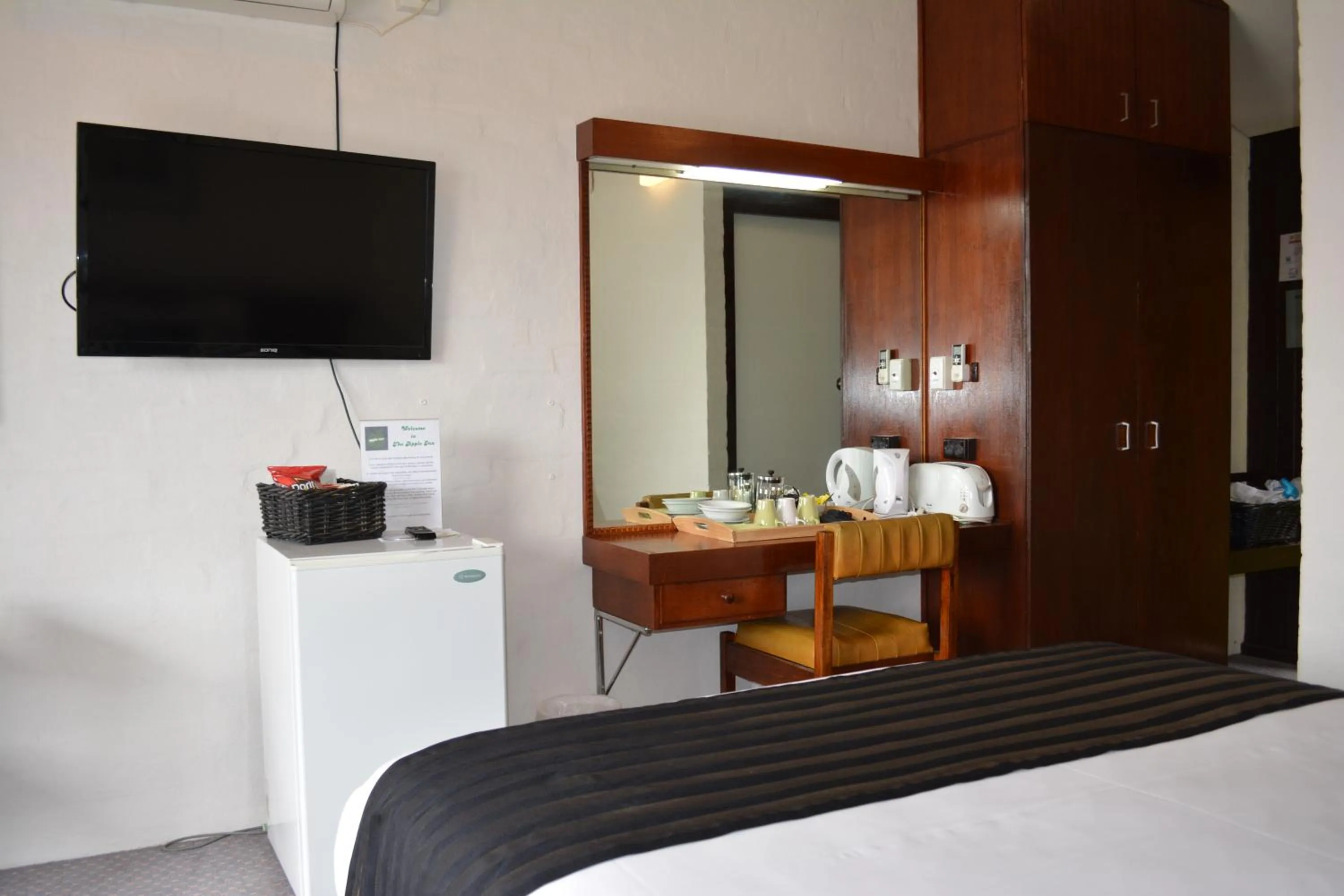 Photo of the whole room, Bed in The Apple Inn