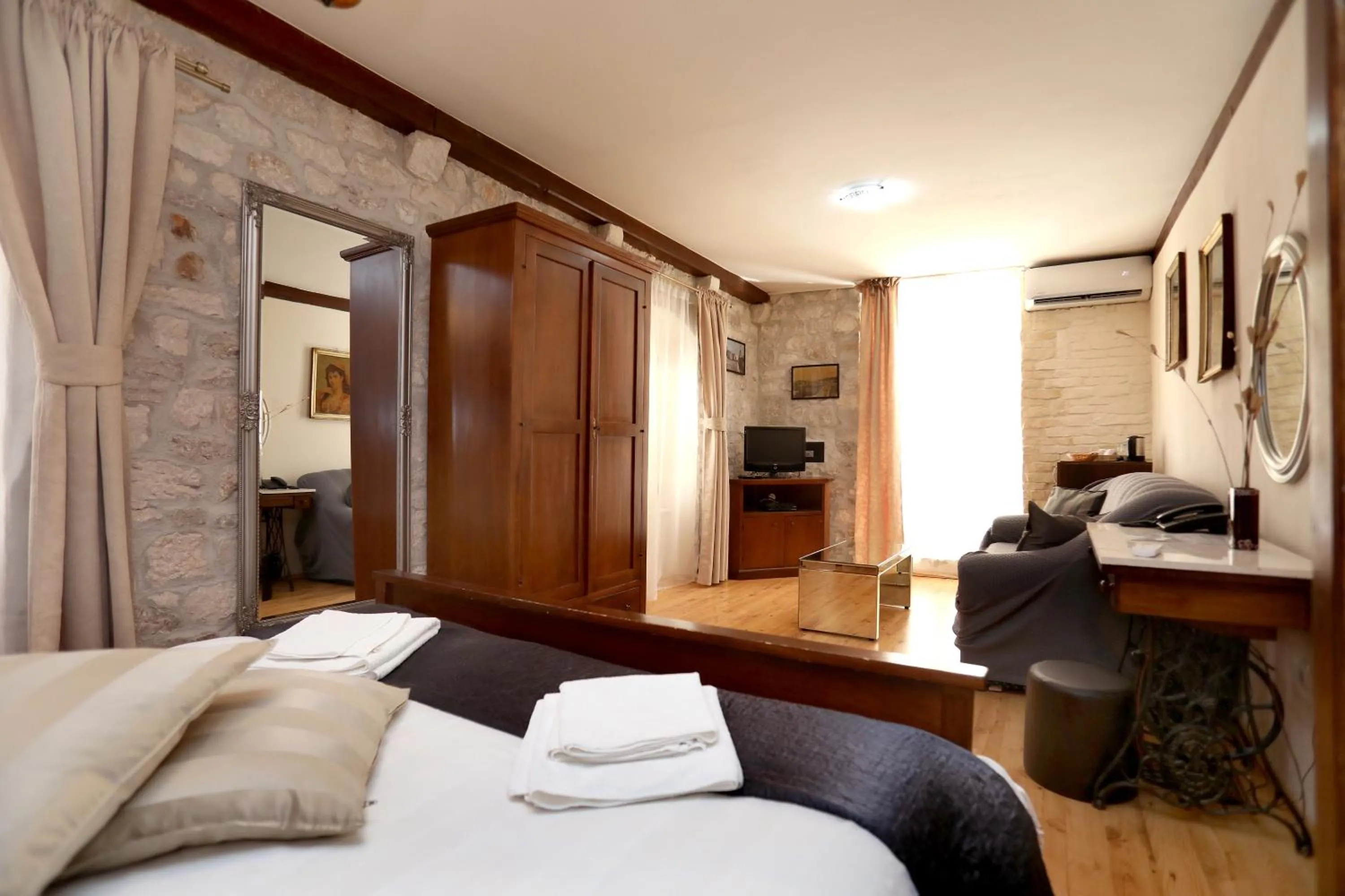 Photo of the whole room in Villa Carrara