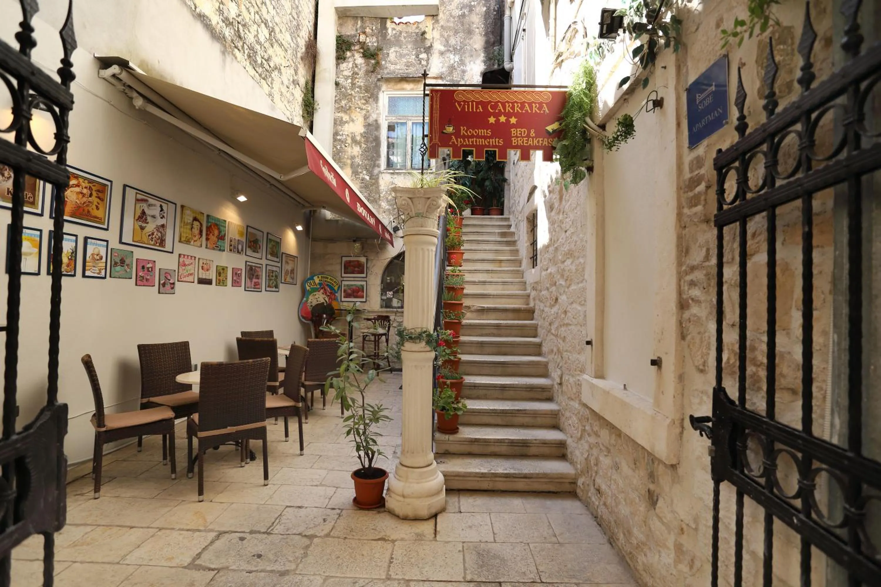 Facade/entrance in Villa Carrara