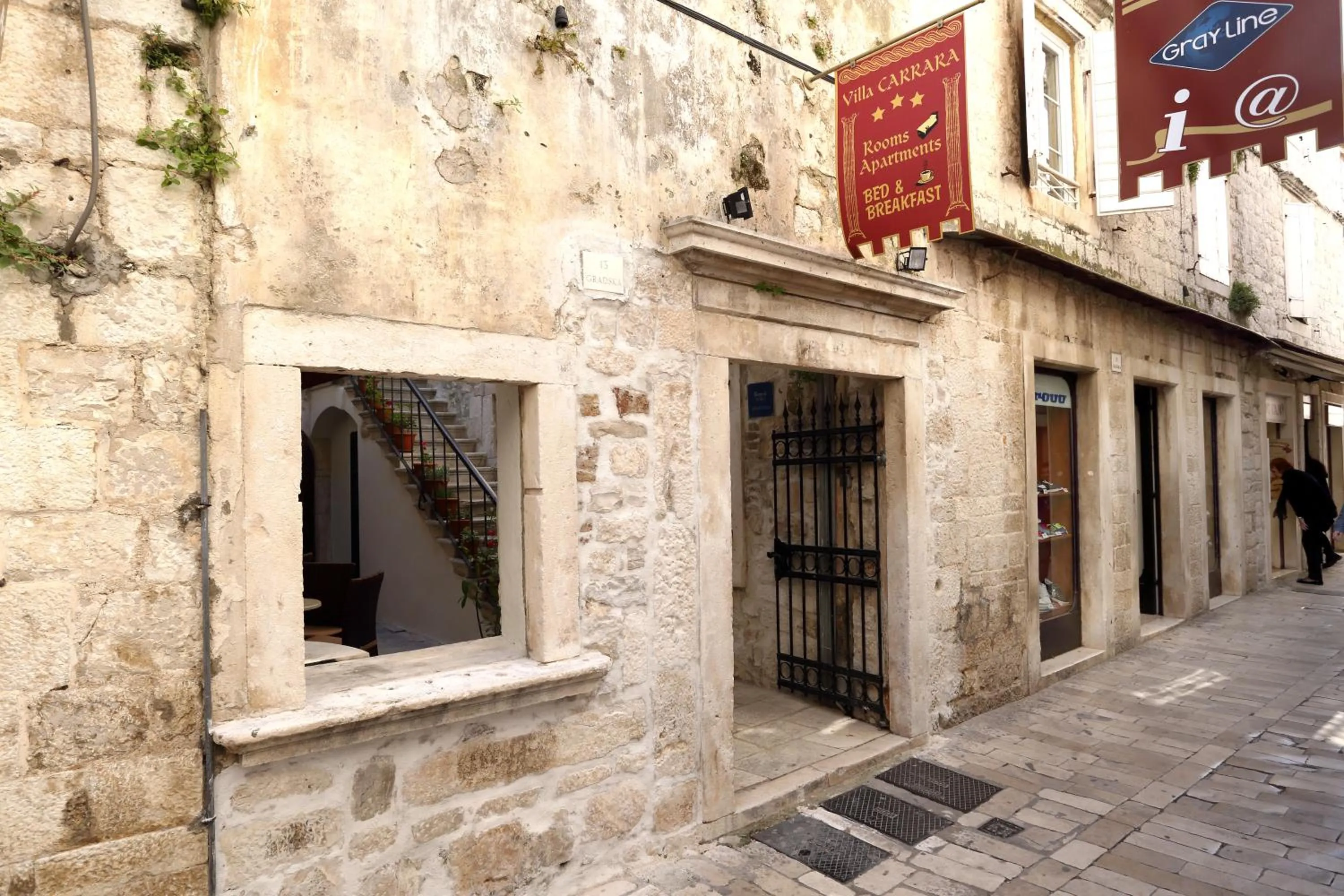 Facade/entrance in Villa Carrara