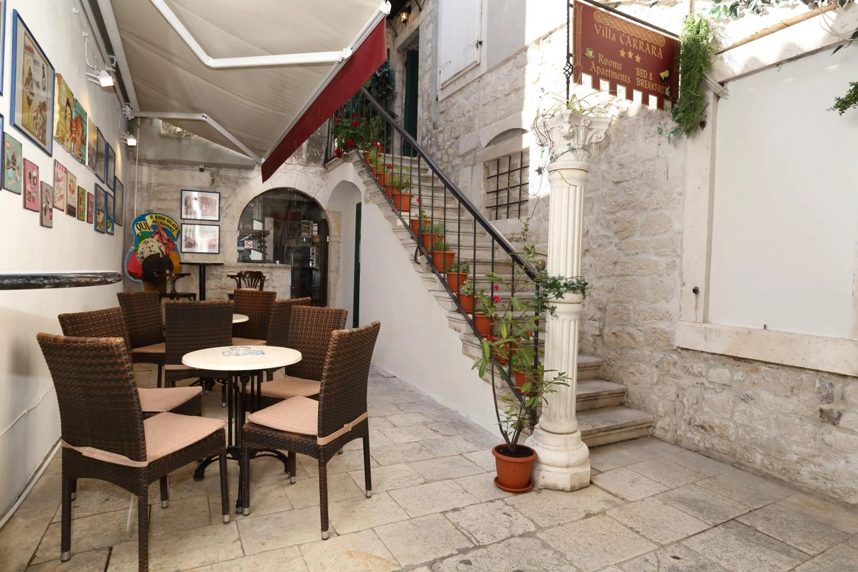 Facade/entrance in Villa Carrara