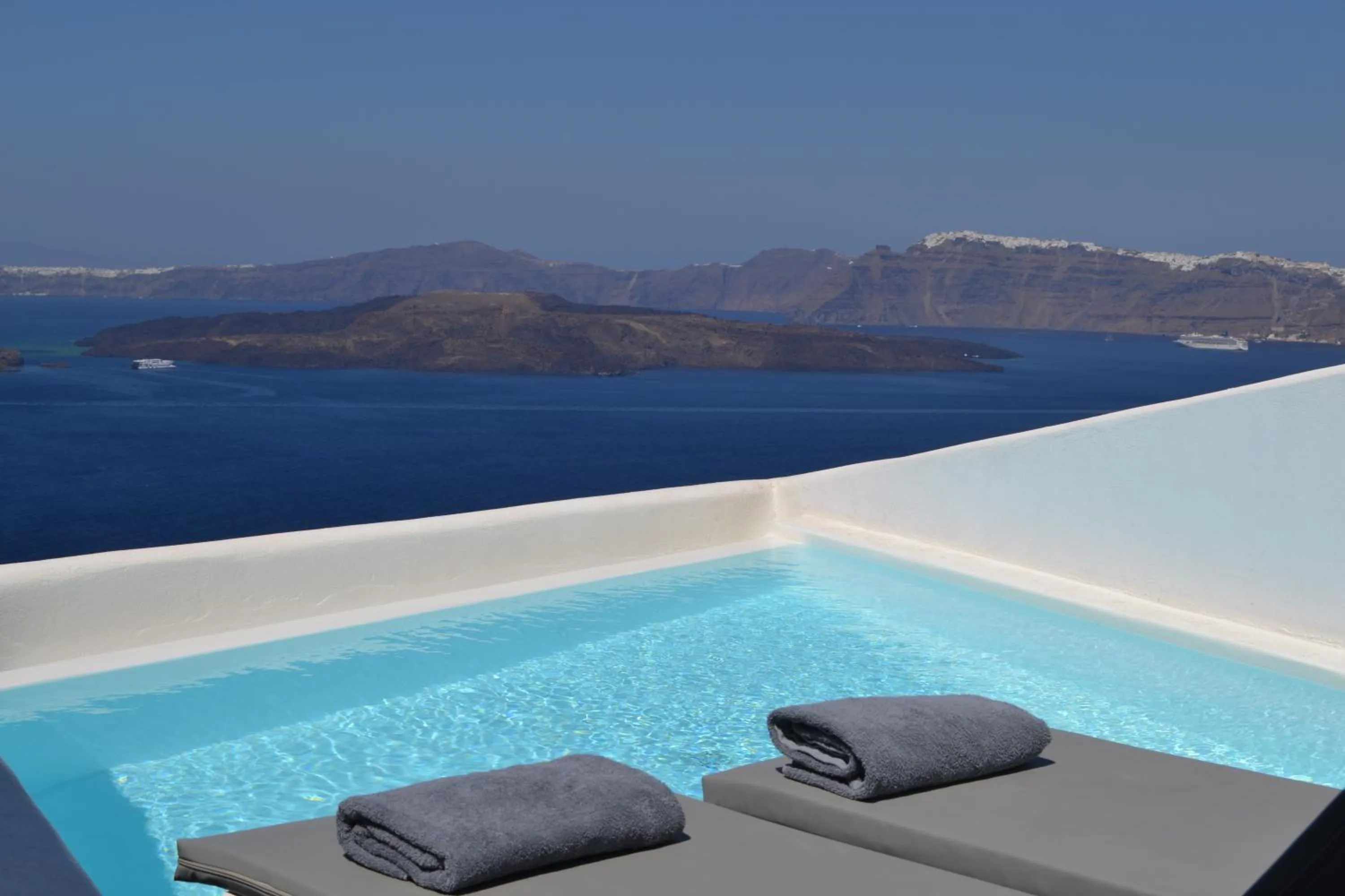 Swimming pool in Maison Des Lys - Luxury Suites