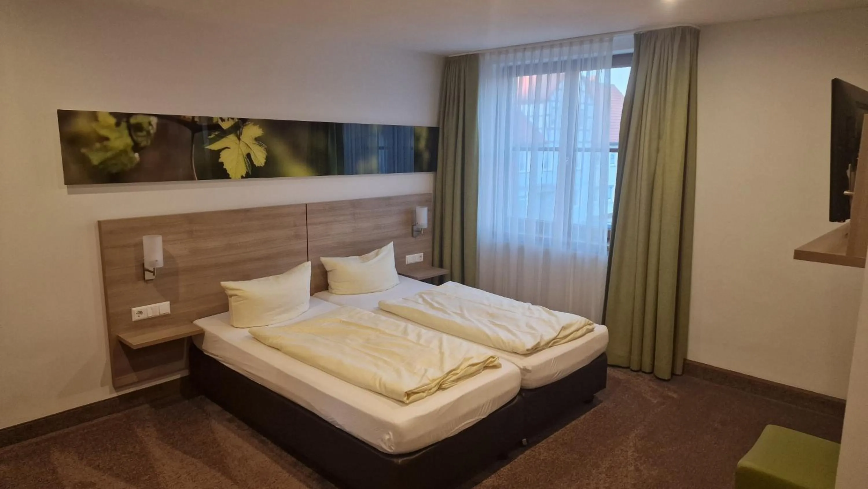 Bed in Schwarzer Adler - Hotel Garni