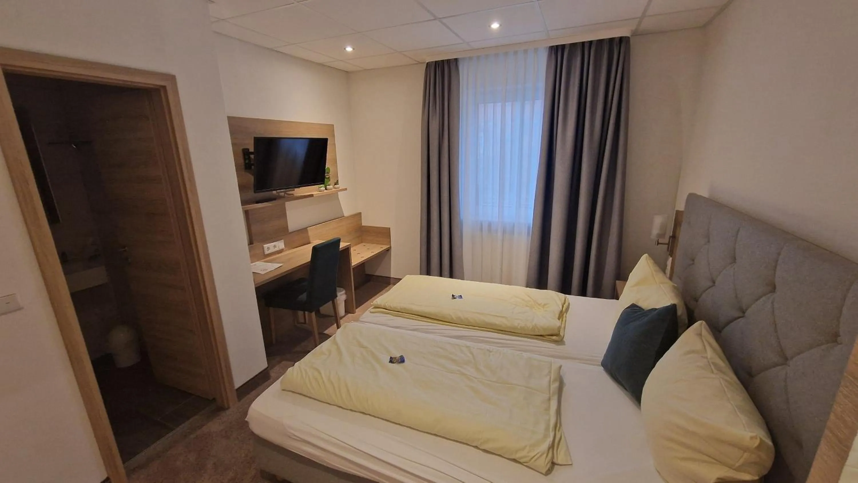 Bed in Schwarzer Adler - Hotel Garni