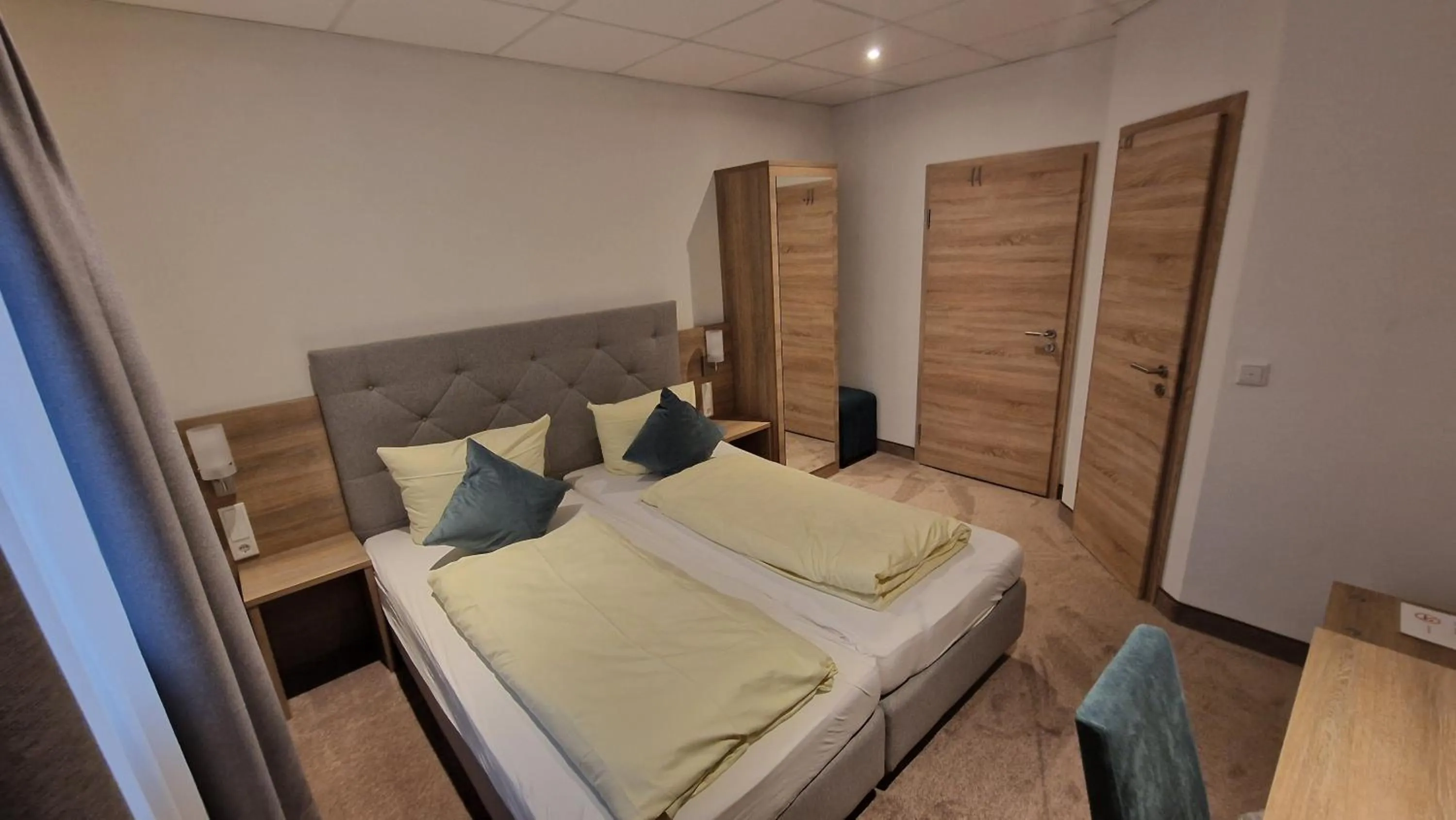 Bed in Schwarzer Adler - Hotel Garni