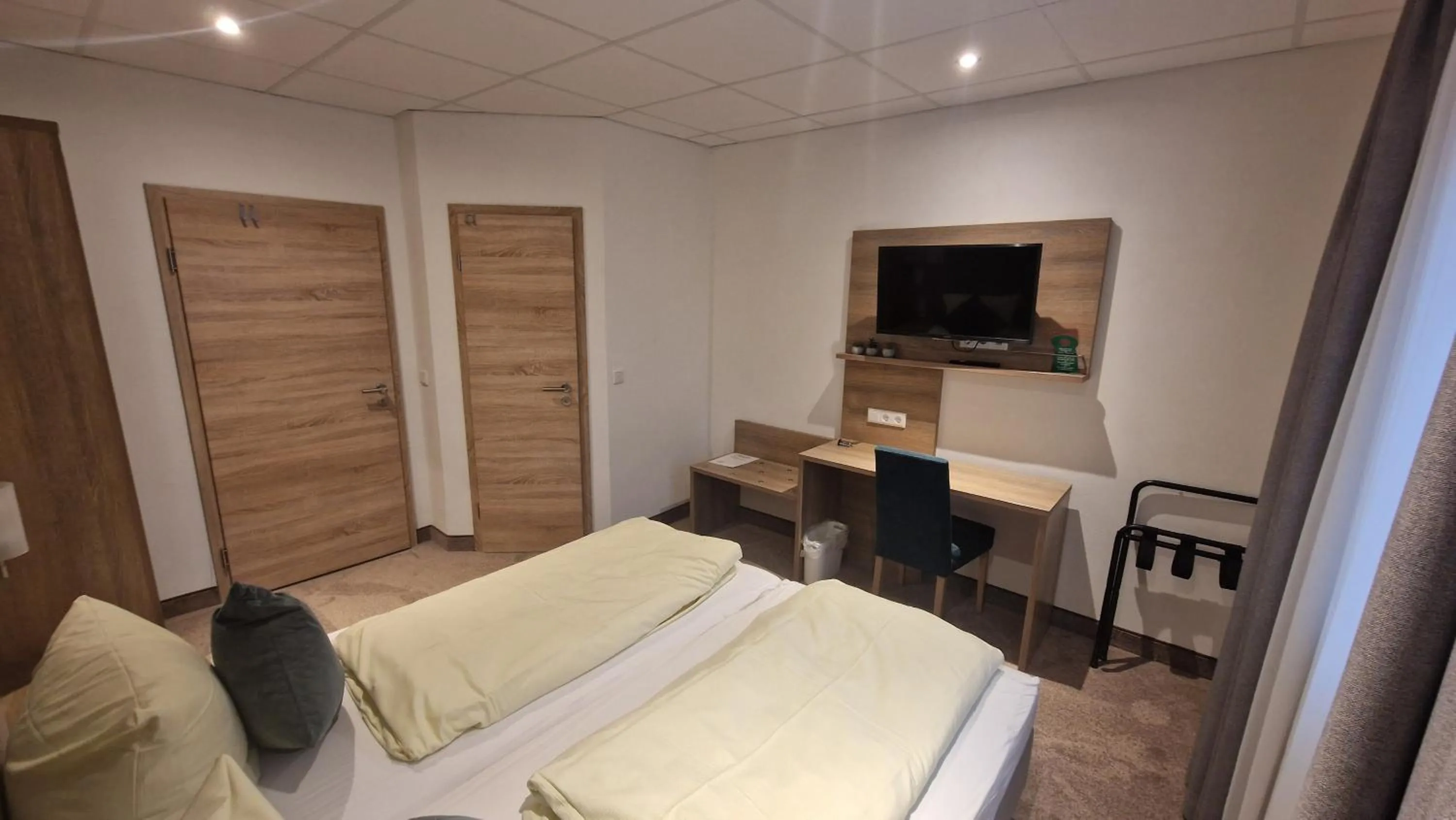 Bed in Schwarzer Adler - Hotel Garni