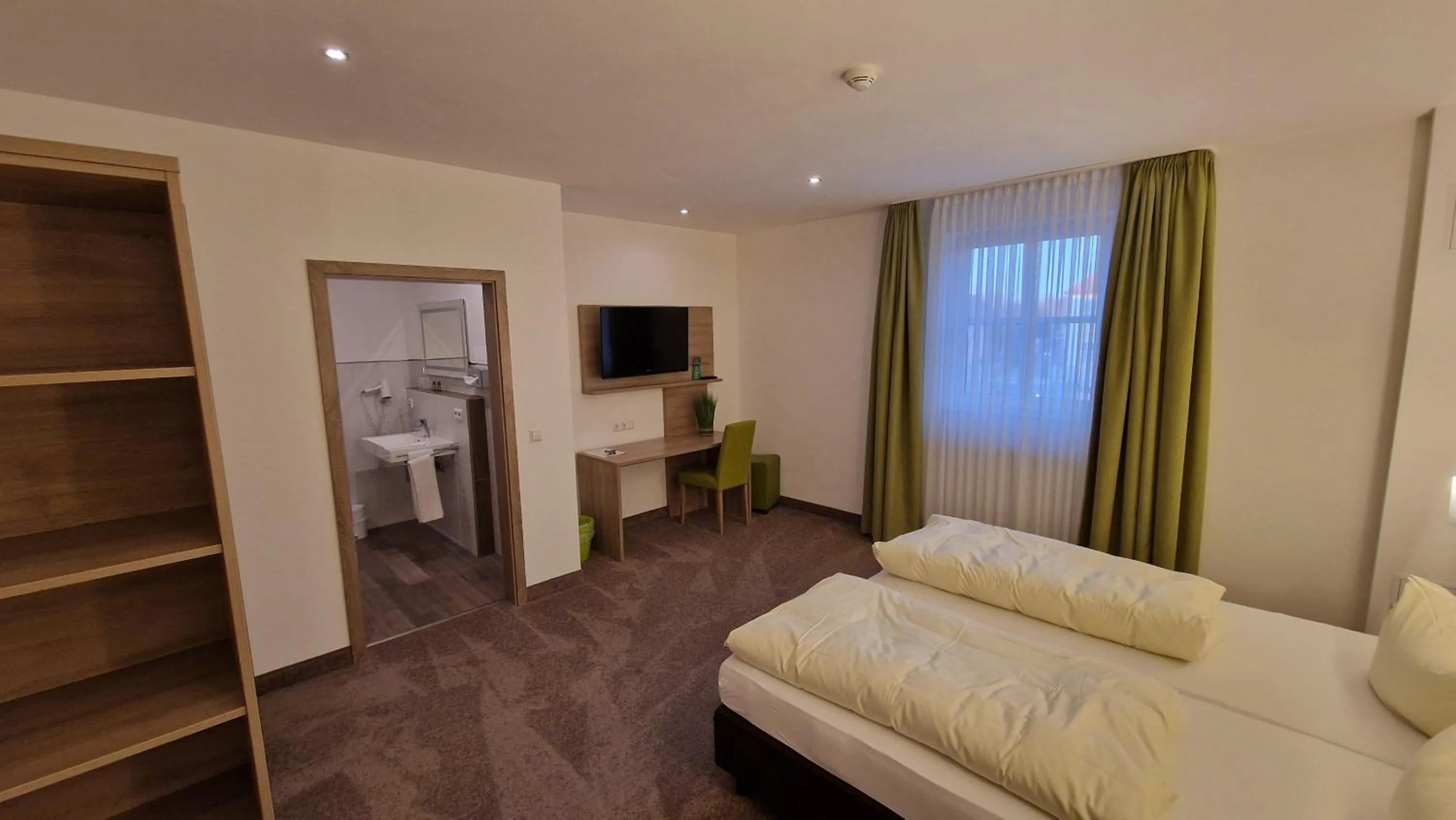 Bed in Schwarzer Adler - Hotel Garni