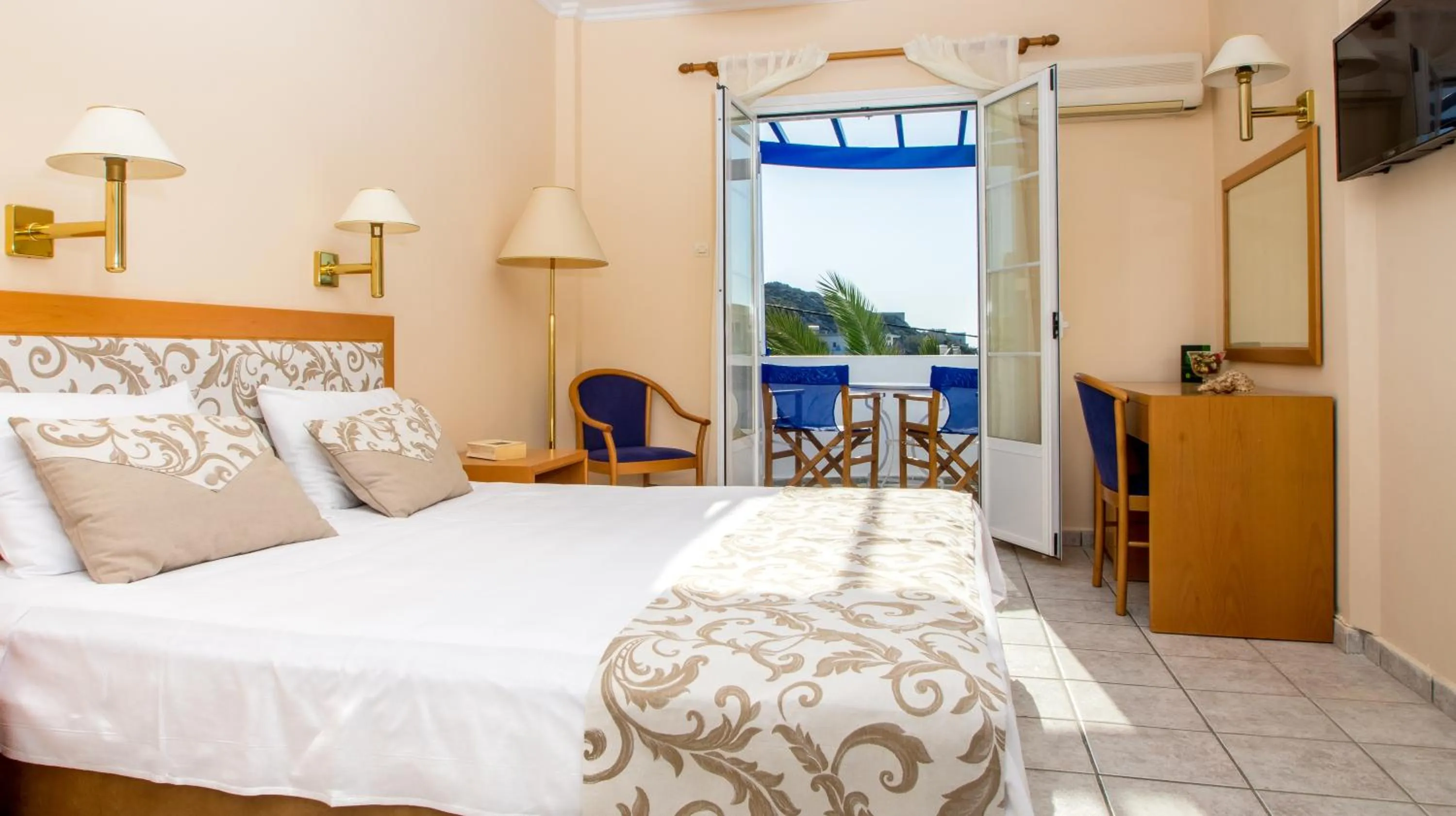 Photo of the whole room, Bed in Syros Atlantis